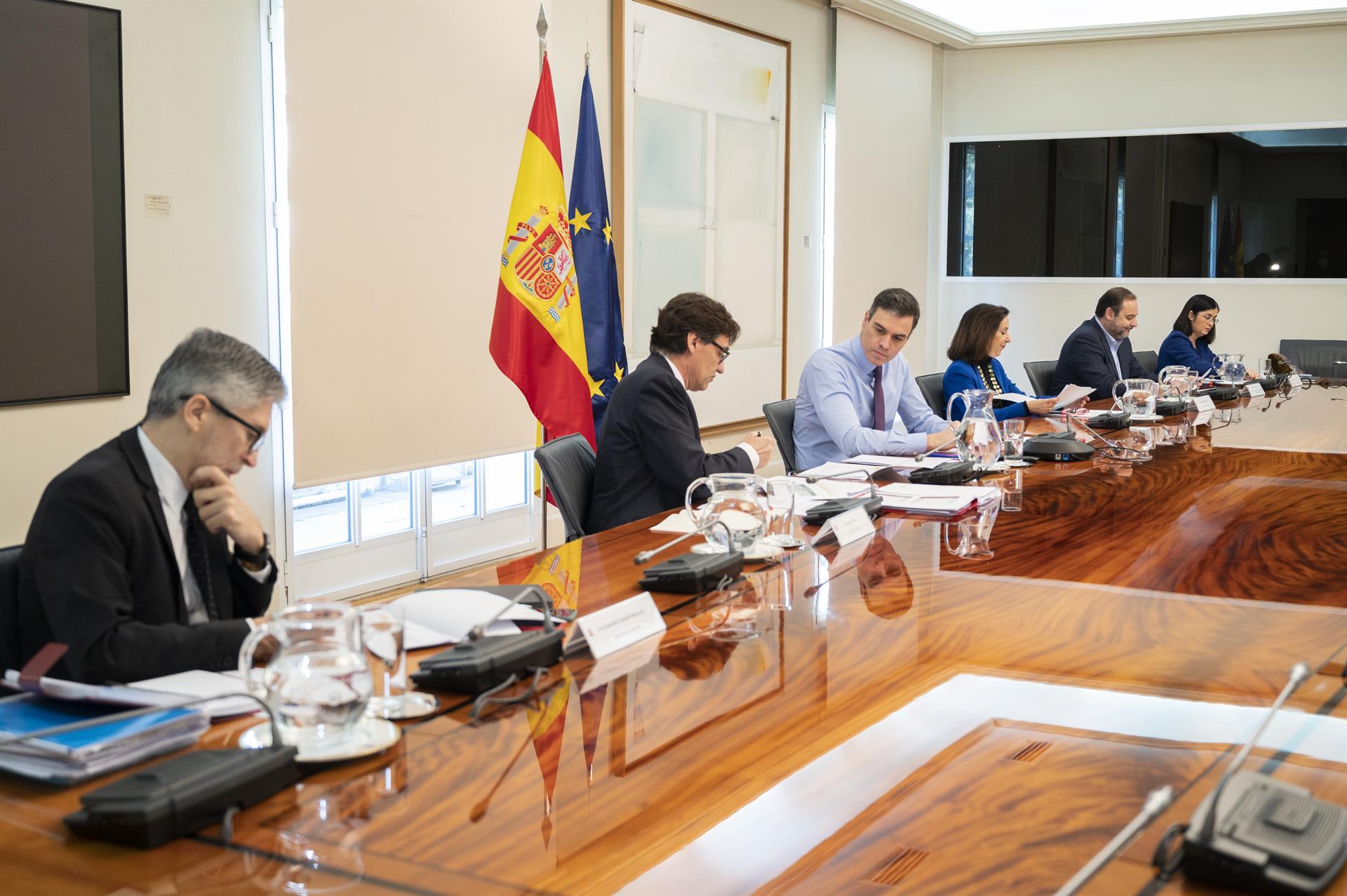 El ministro del Interior, Fernando Grande-Marlaska, en primer término en la reunión con los presidentes autonómicos para hacer frente a la Covid-19. FOTO: MONCLOA