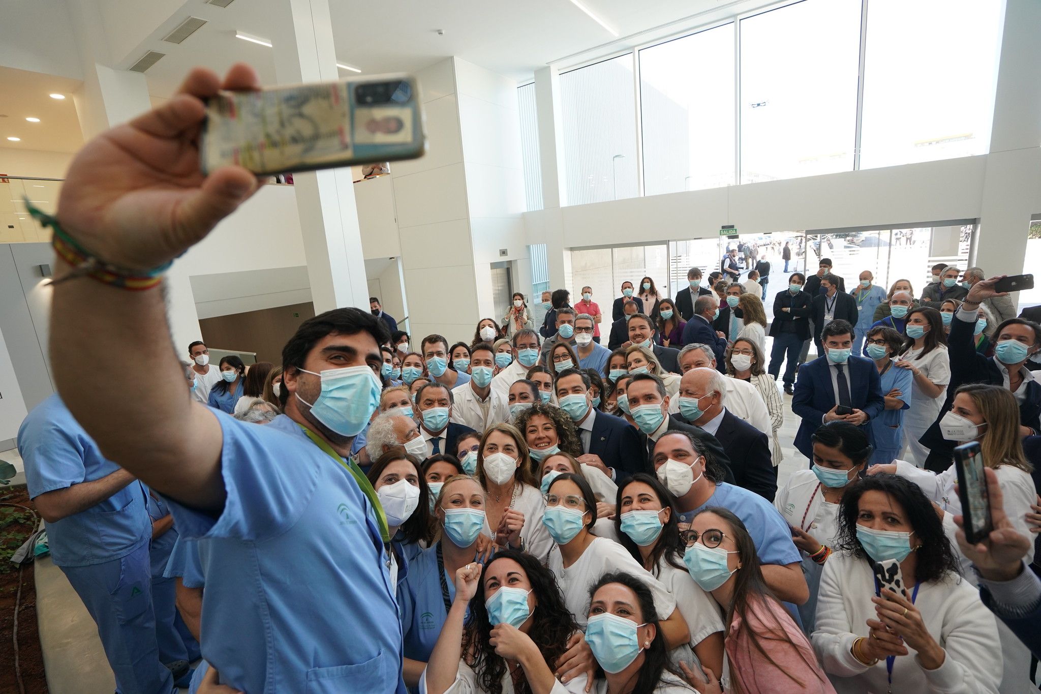 La Escuela Andaluza de Salud Pública agoniza. En la imagen, el presidente de la Junta de Andalucía, Juanma Moreno, en la apertura completa del nuevo Hospital Doctor Muñoz Cariñanos, en marzo de este 2023.