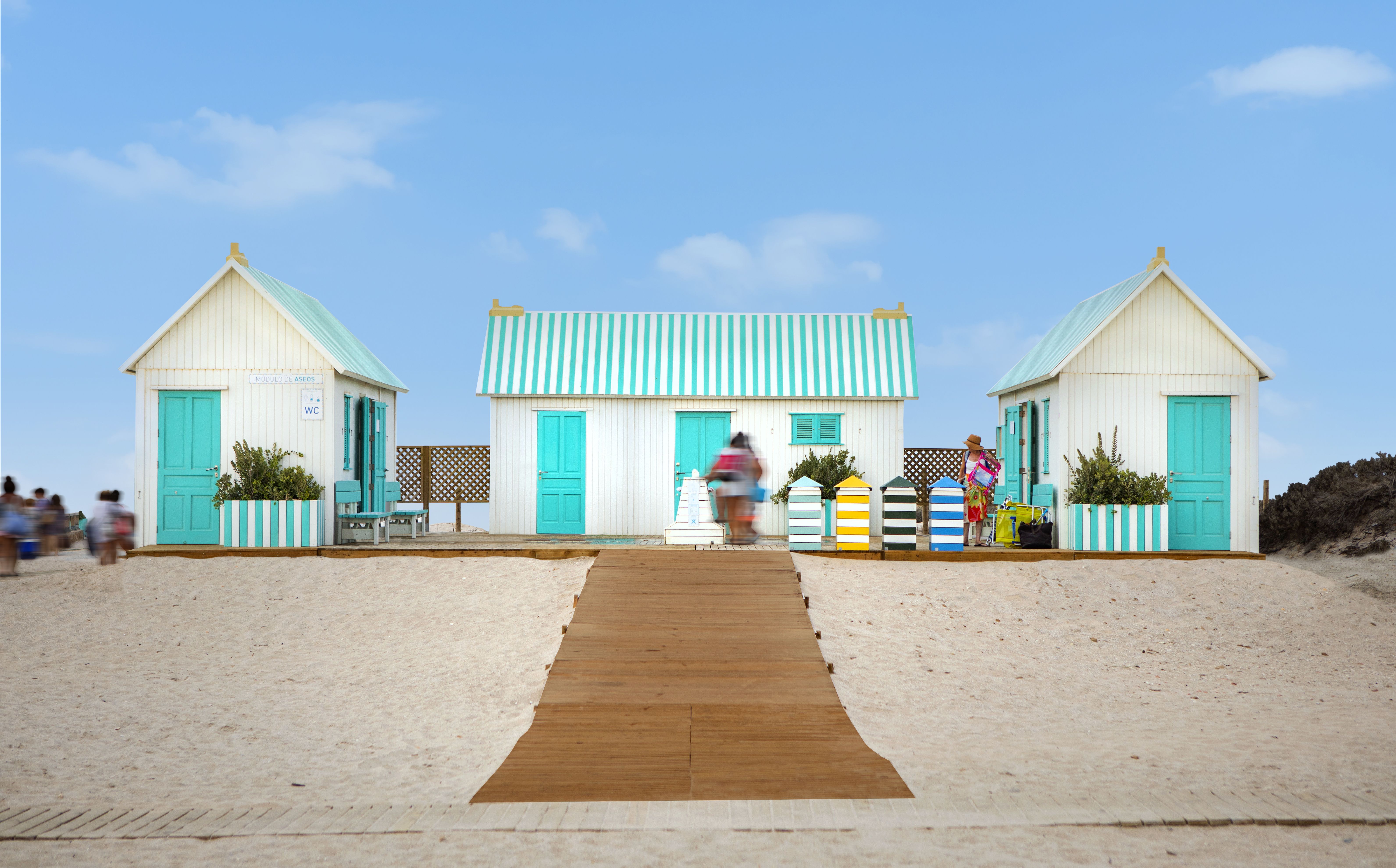 La playa de Camposoto ha subido su afluencia de visitantes este verano.