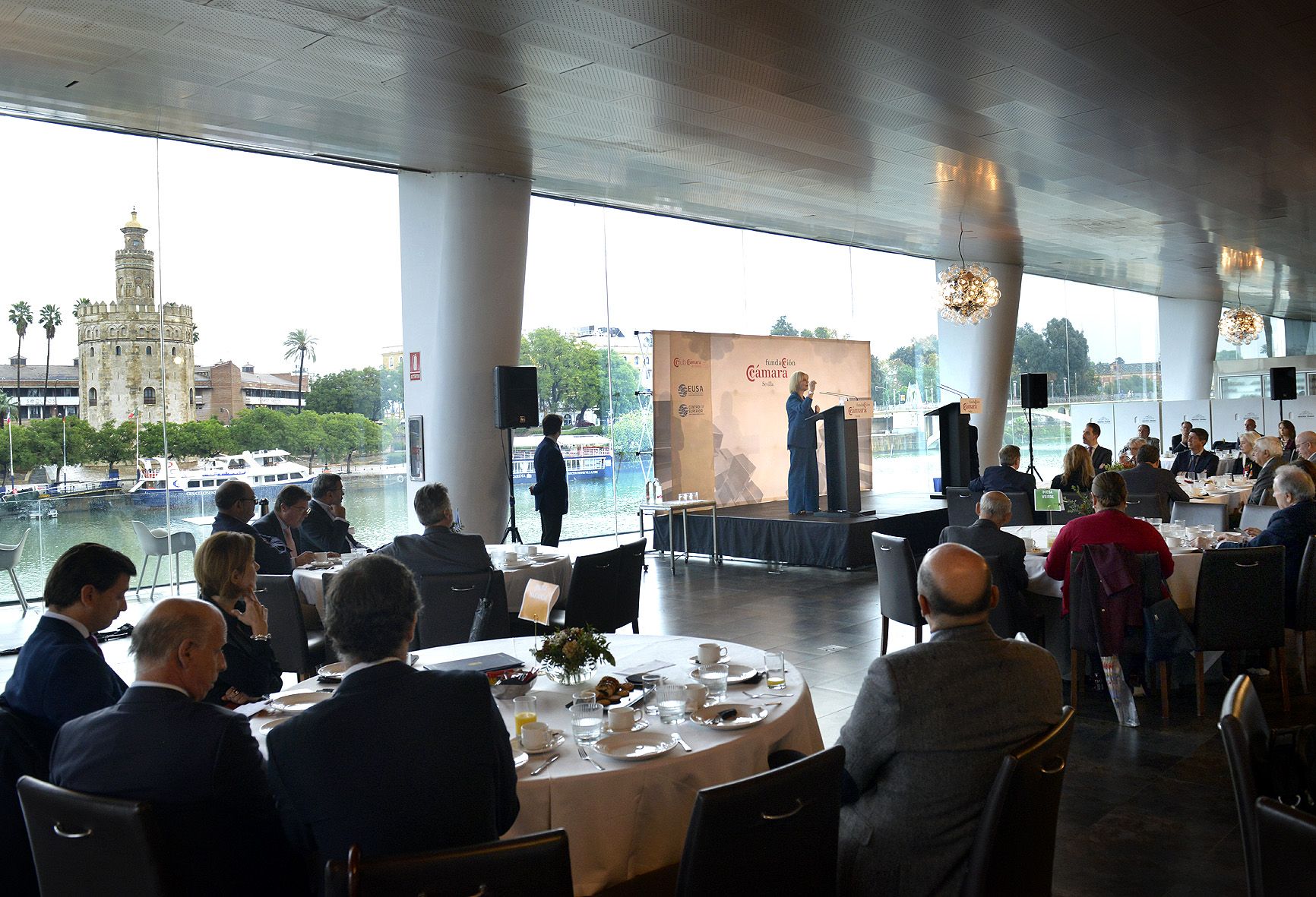 La alcaldesa de Jerez, María José García-Pelayo, durante su intervención en el foro en Sevilla.
