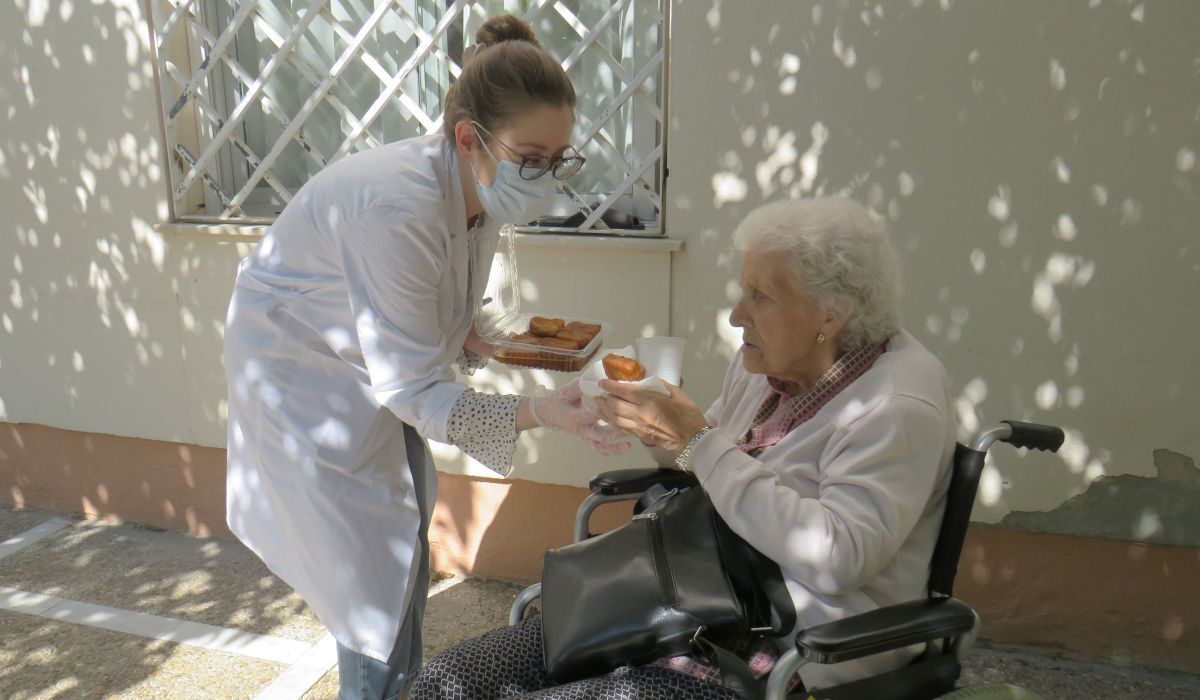 Una médico, durante  una actividad individual en el patio de una residencia en Jerez. FOTO: CEDIDA DOMUSVI