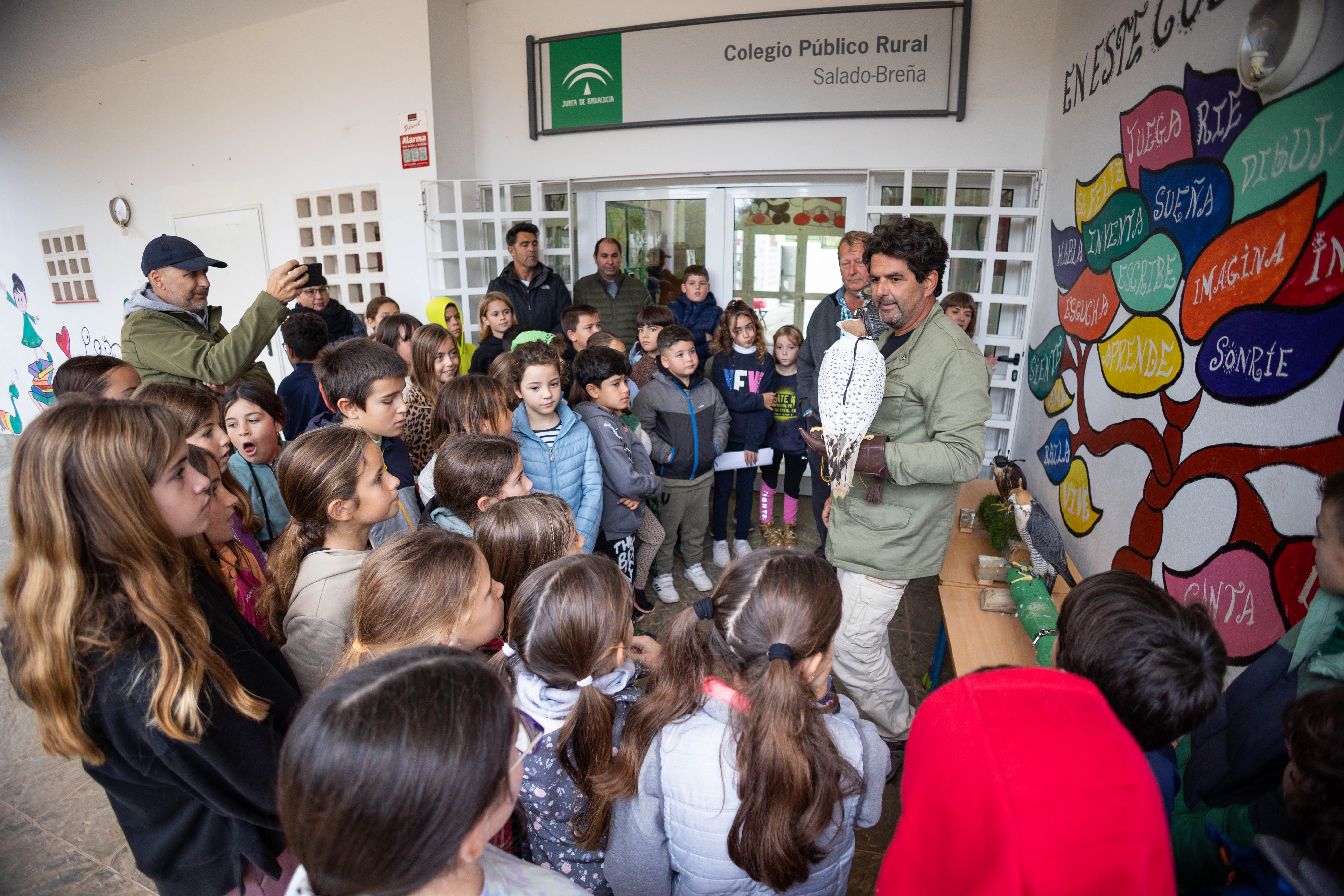 El gaditano ofrece una actividad divulgativa en el colegio rural.