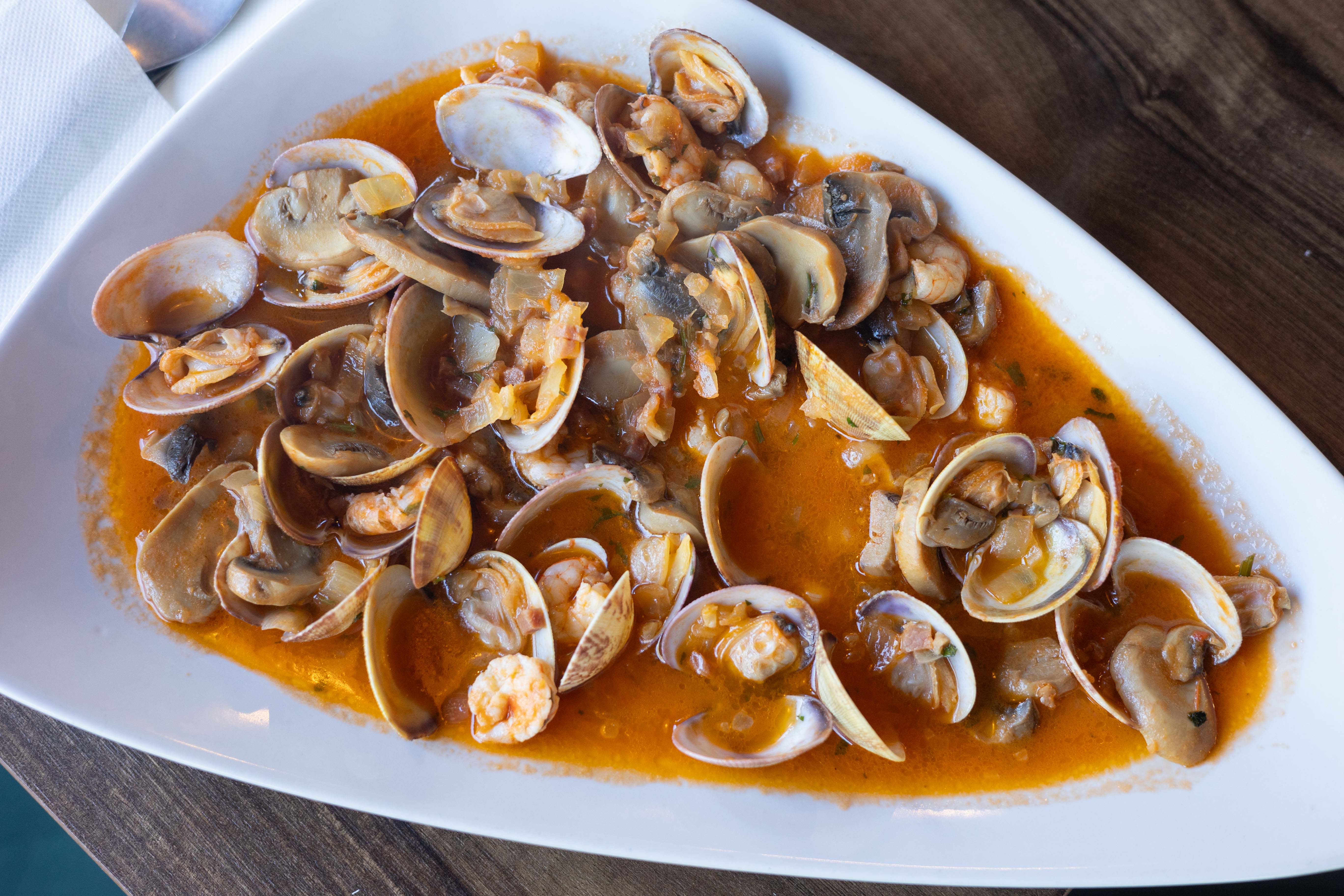 Almejas a la Alegría, uno de los platos tradicionales de la venta.