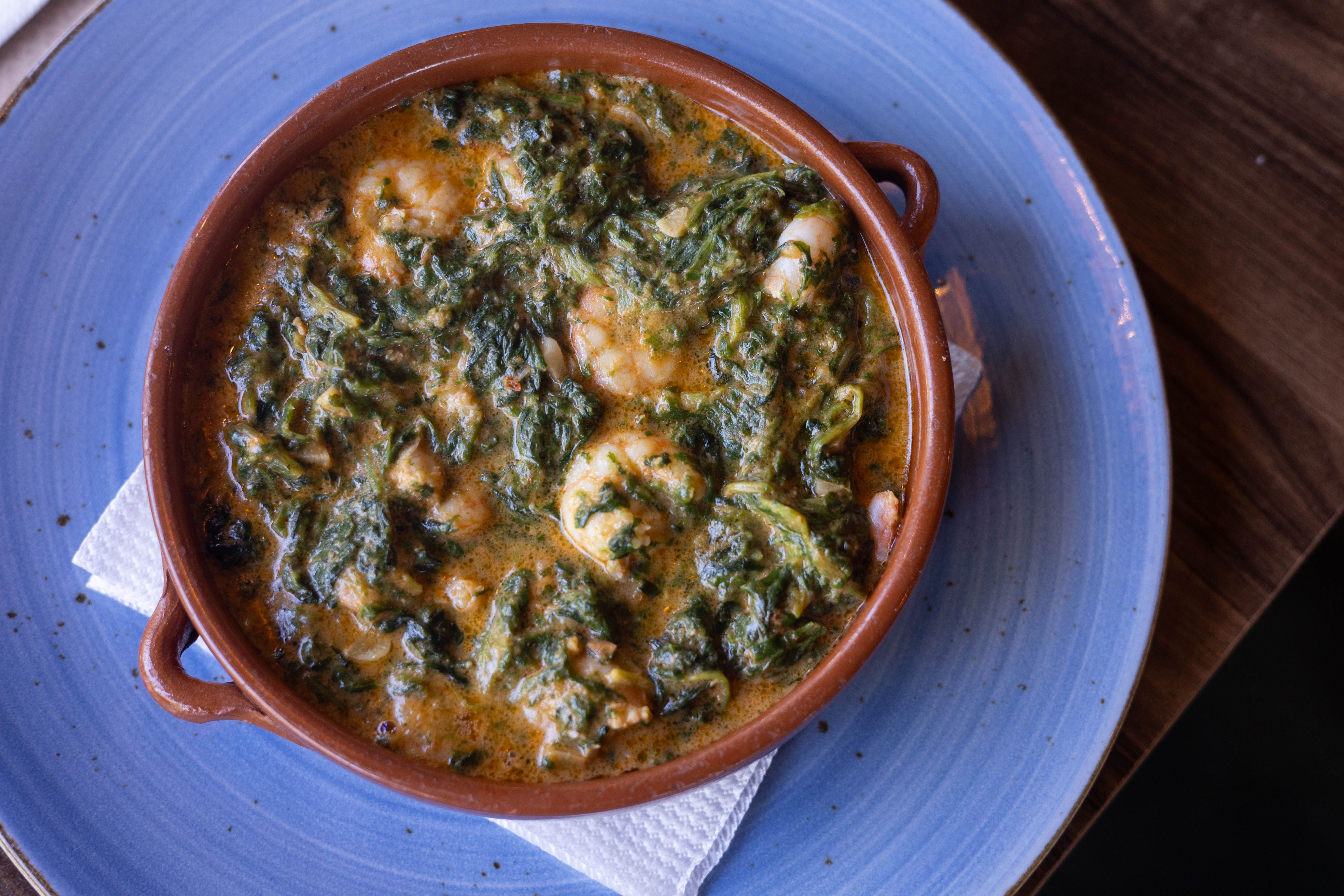Plato de gambas con espinacas.