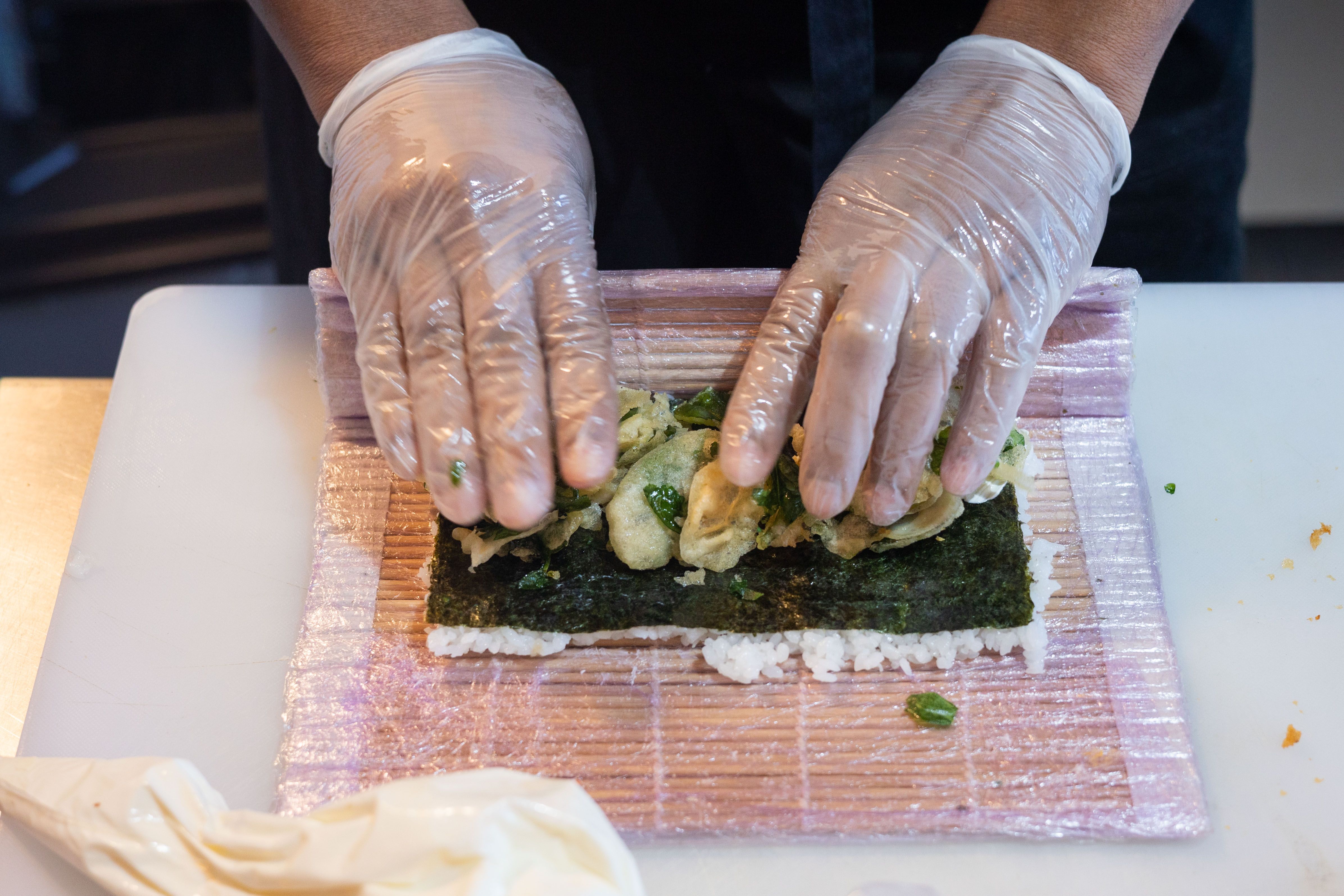 El cocinero prepara un roll.