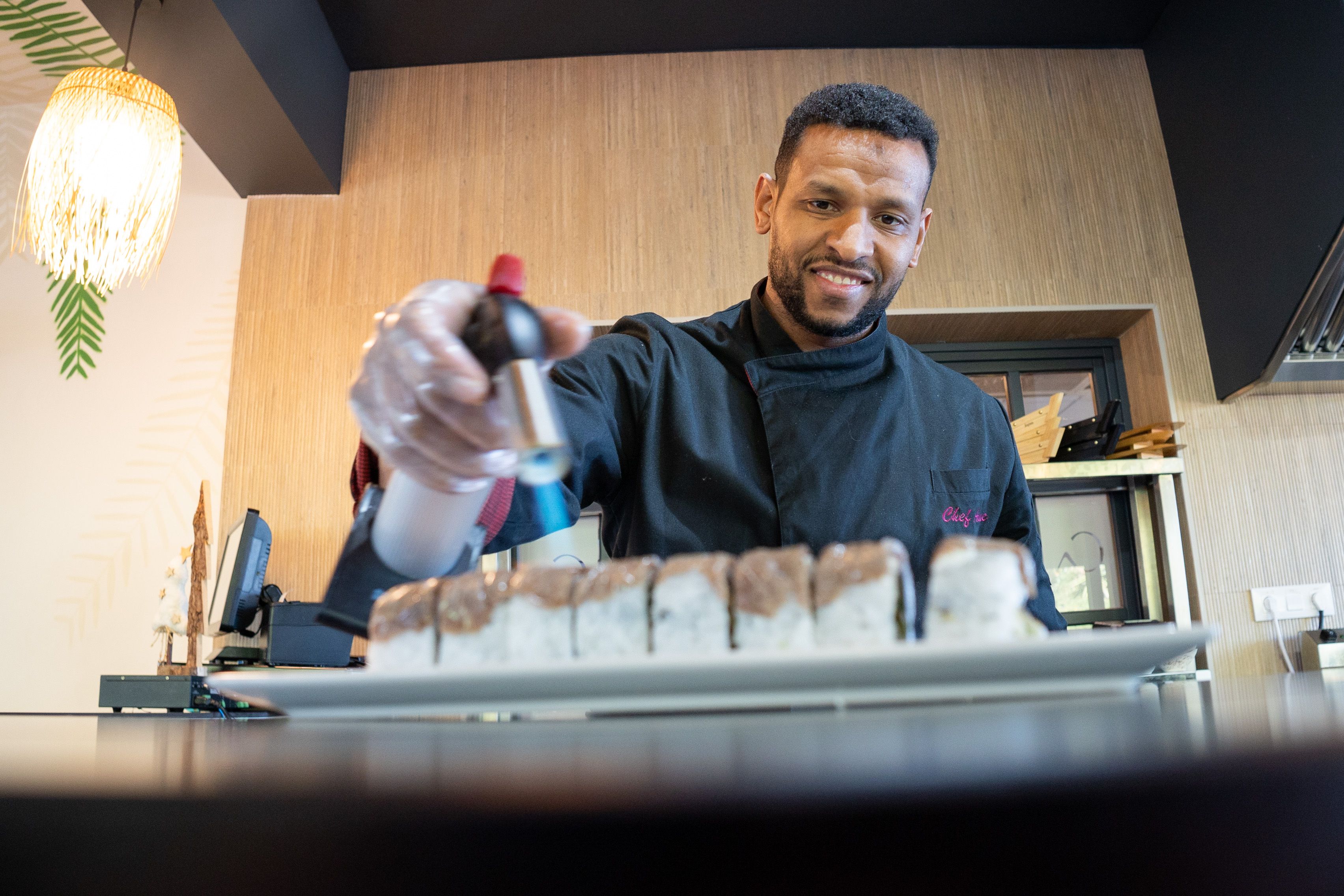 Amine emplata los rolls en la nueva cocina.