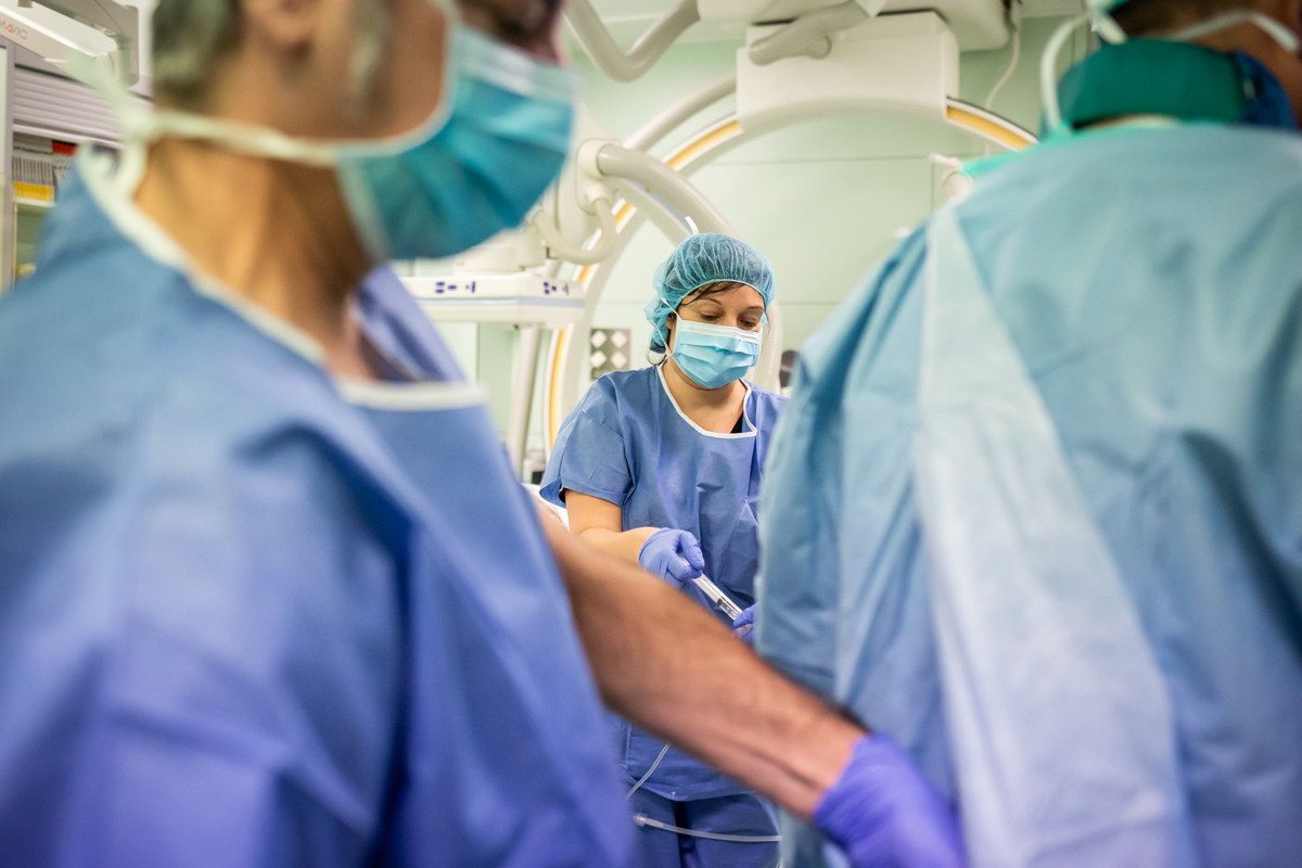 Un grupo de sanitarios, preparados para una intervención: FOTO: Banc d'Imatges Infermeres, Ariadna Creus i Àngel García