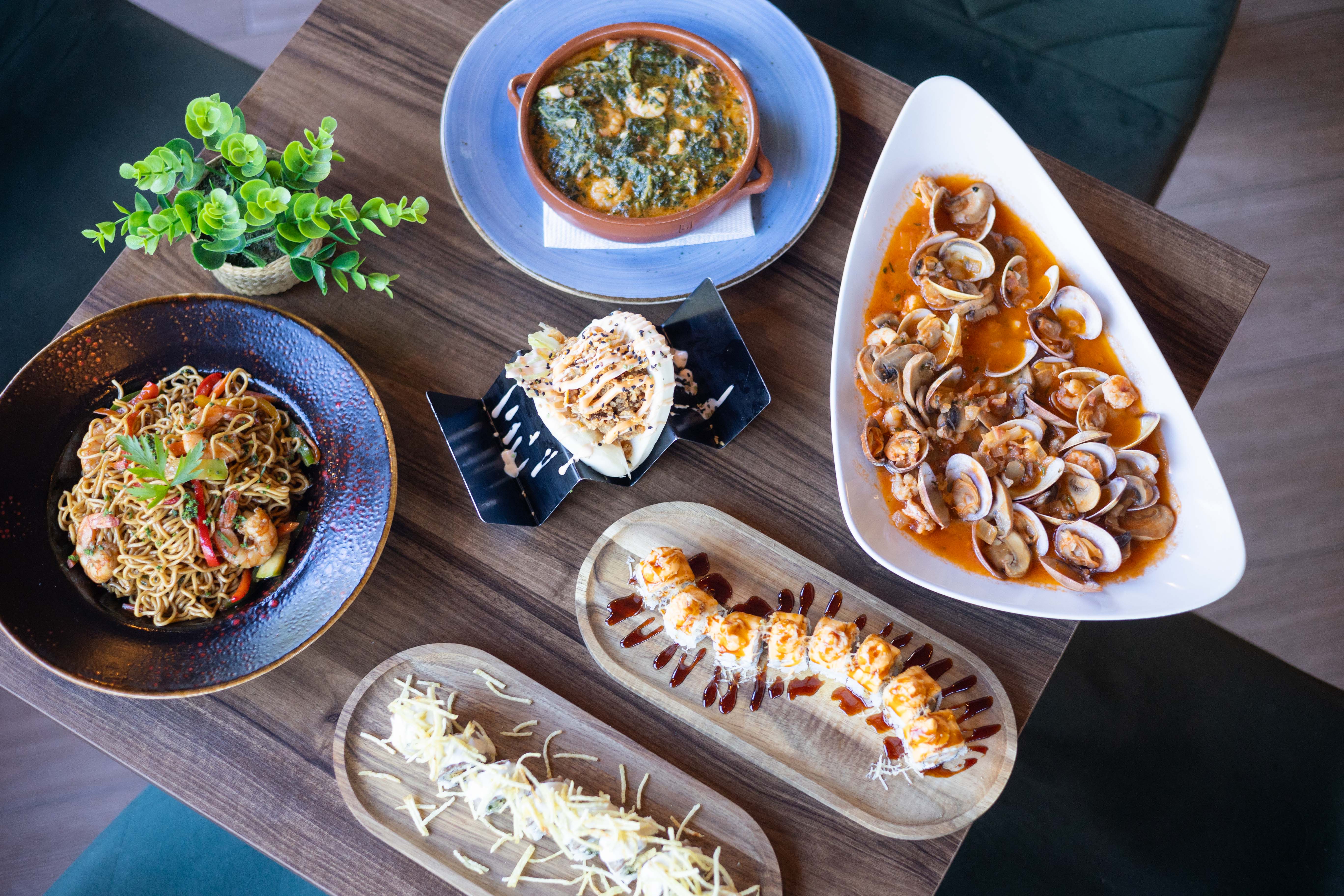 Una mesa con platos tradicionales andaluces y opciones japonesas.