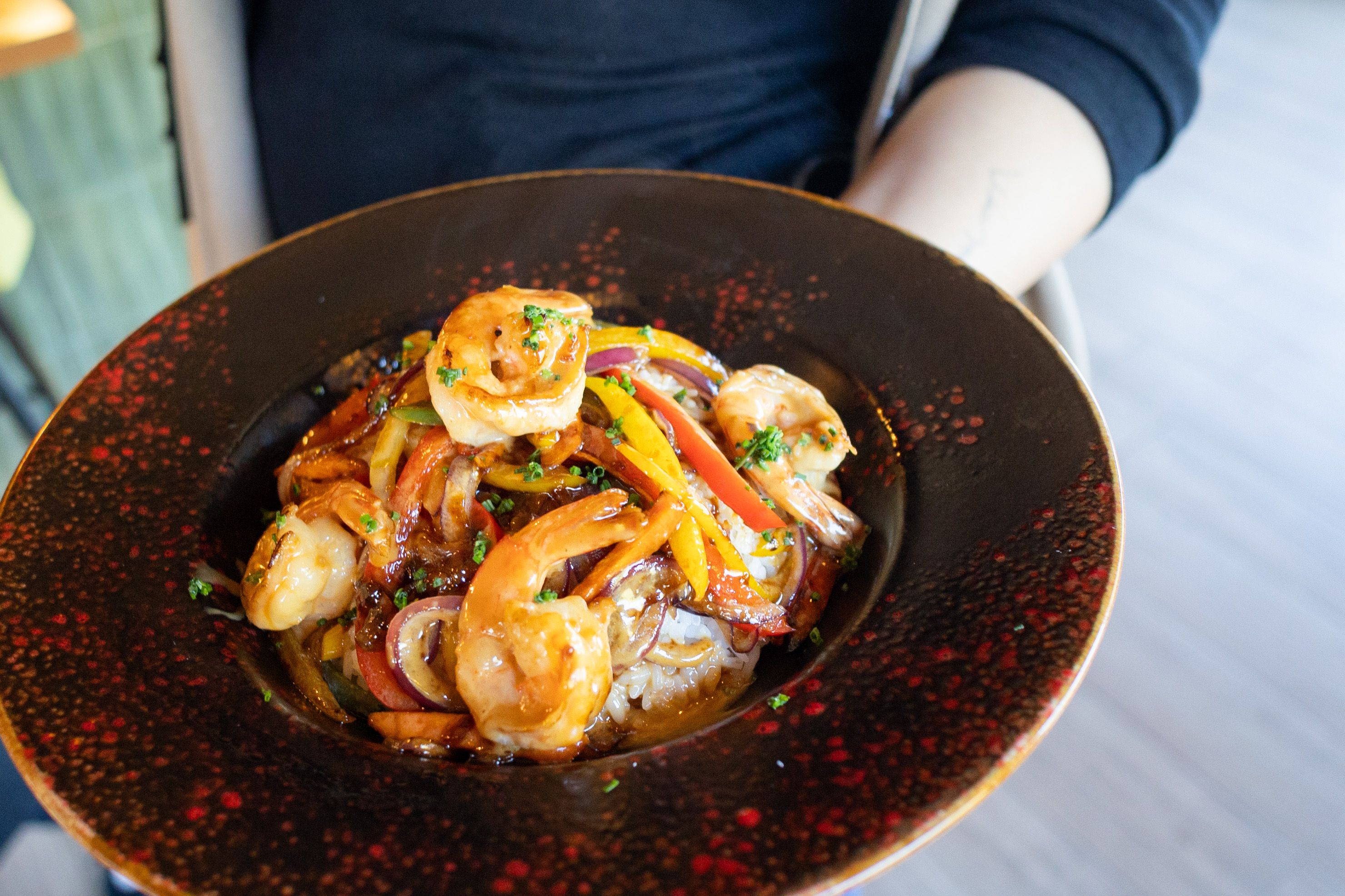 Plato de arroz con verduras al estilo asiático.