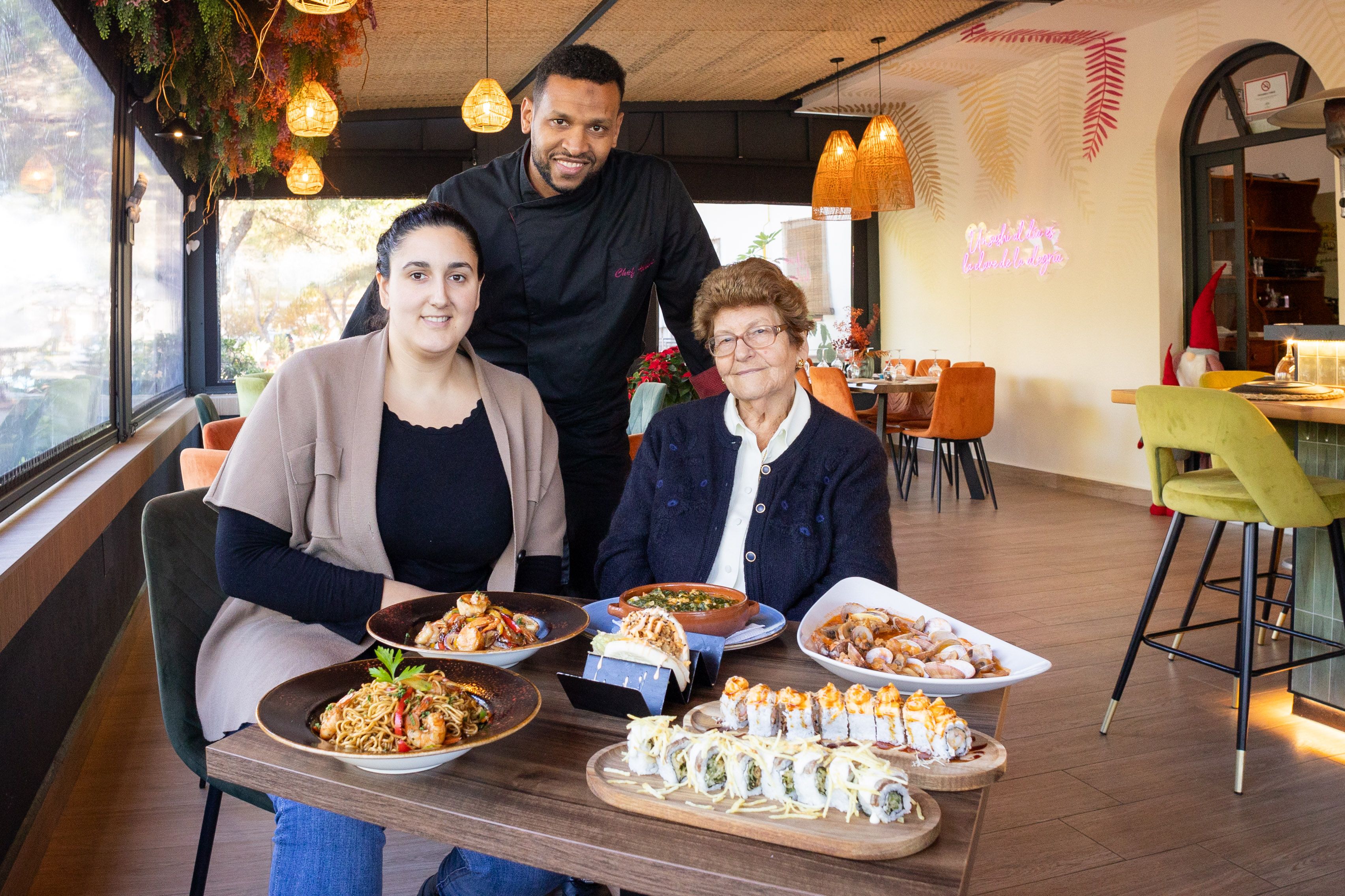 María con su nieta Patricia y el cocinero Amine Sbita en la venta Nueva Alegría Osushi.