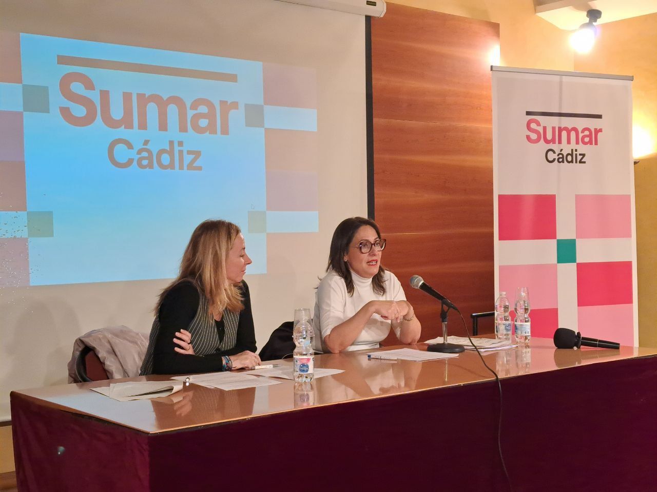 La diputada de Sumar, en la izquierda, durante su encuentro con diferentes colectivos. 