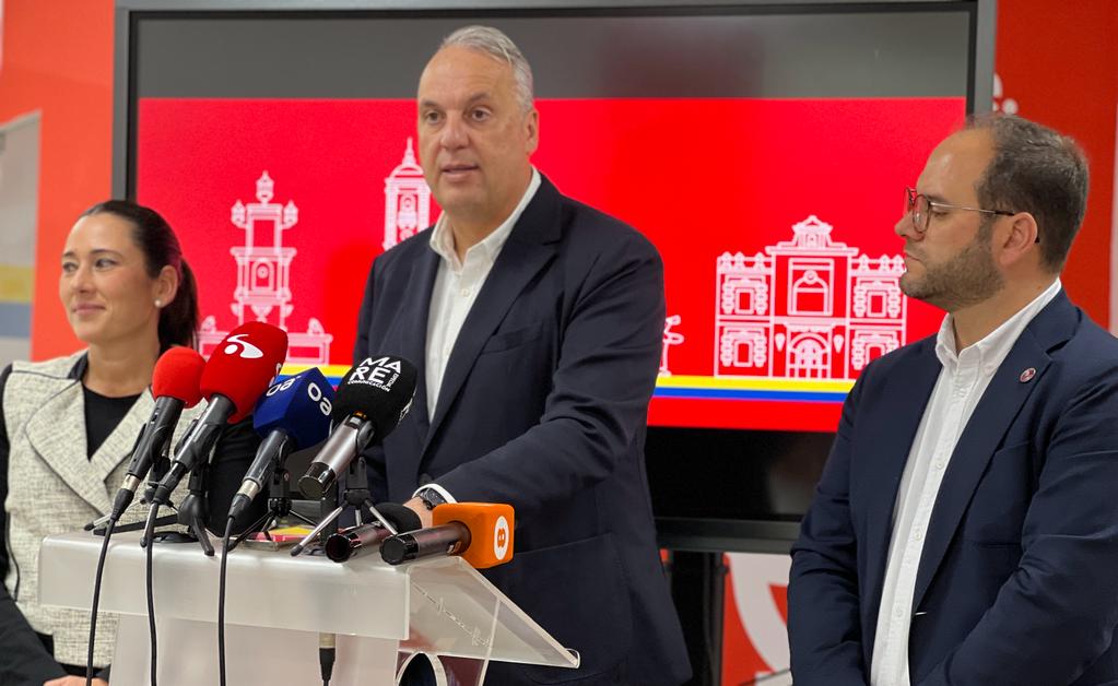 El PSOE pide a la Diputación de Cádiz que "vuelva a hacer provincia". Ruiz Boix durante su intervención junto al alcalde de Castellar. 