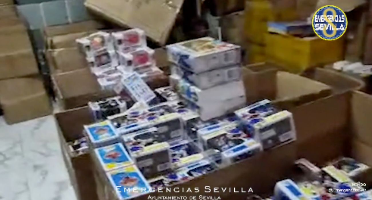 Juguetes falsificados en un almacén clandestino de Sevilla.