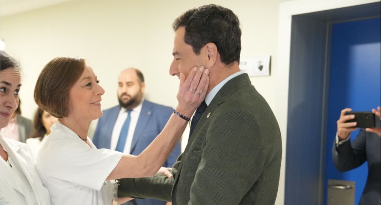 Moreno Bonilla, en una visita reciente al Hospital Virgen del Rocío. La salud trae cola en Andalucía.