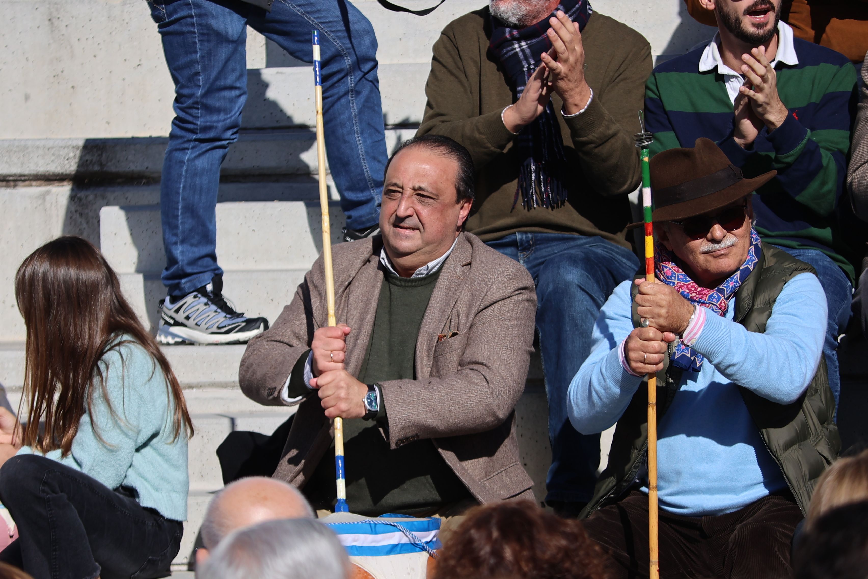 Manuel Zurita, delegado de Cultura y Fiestas, tocando la zambomba.