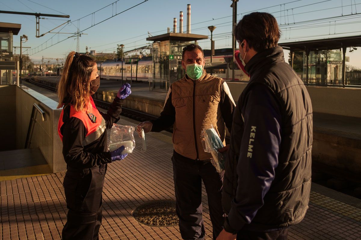 Un reparto de mascarillas. FOTO: MANU GARCÍA