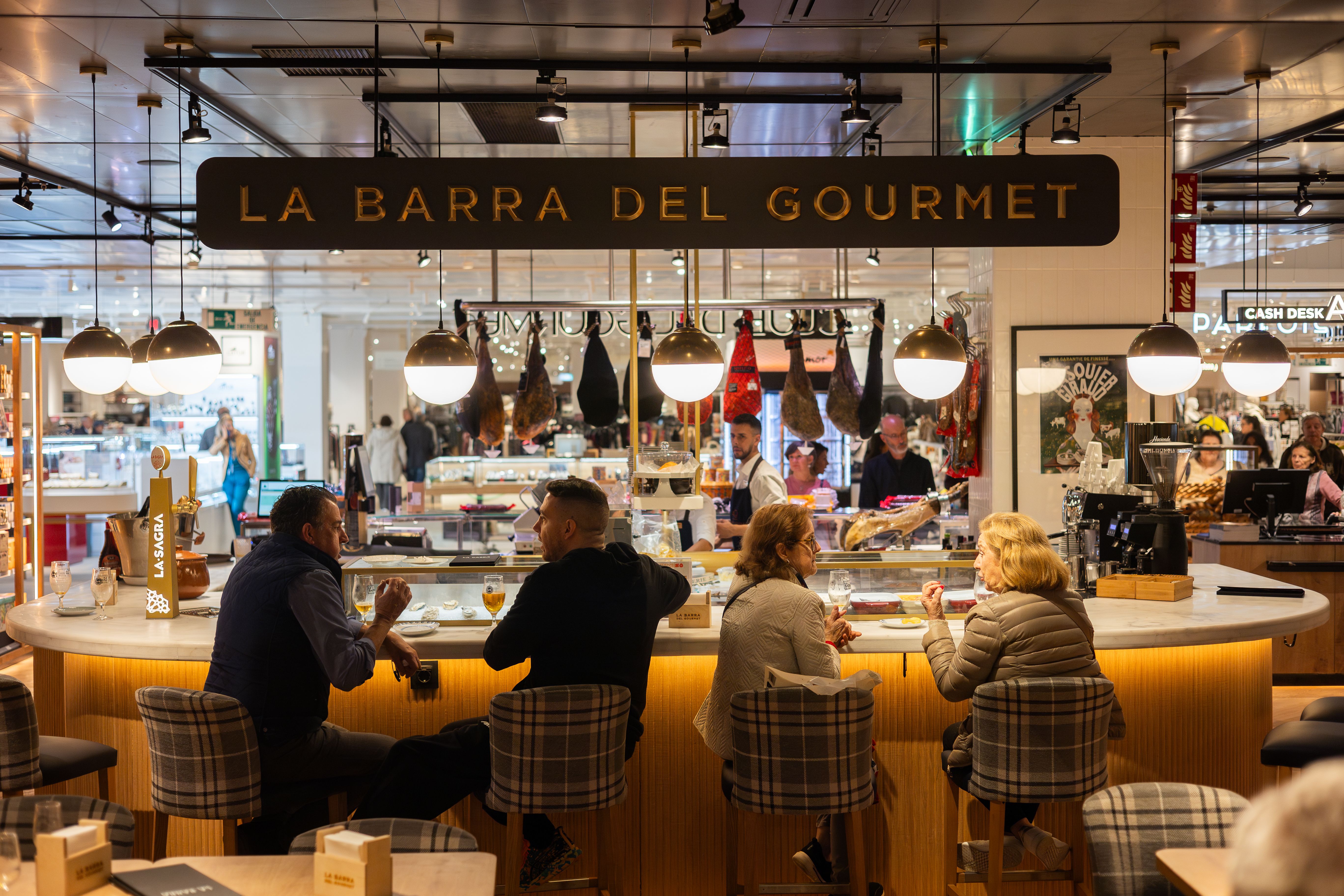 La barra del Club del Gourmet en Jerez, totalmente renovada, en una imagen de esta semana.