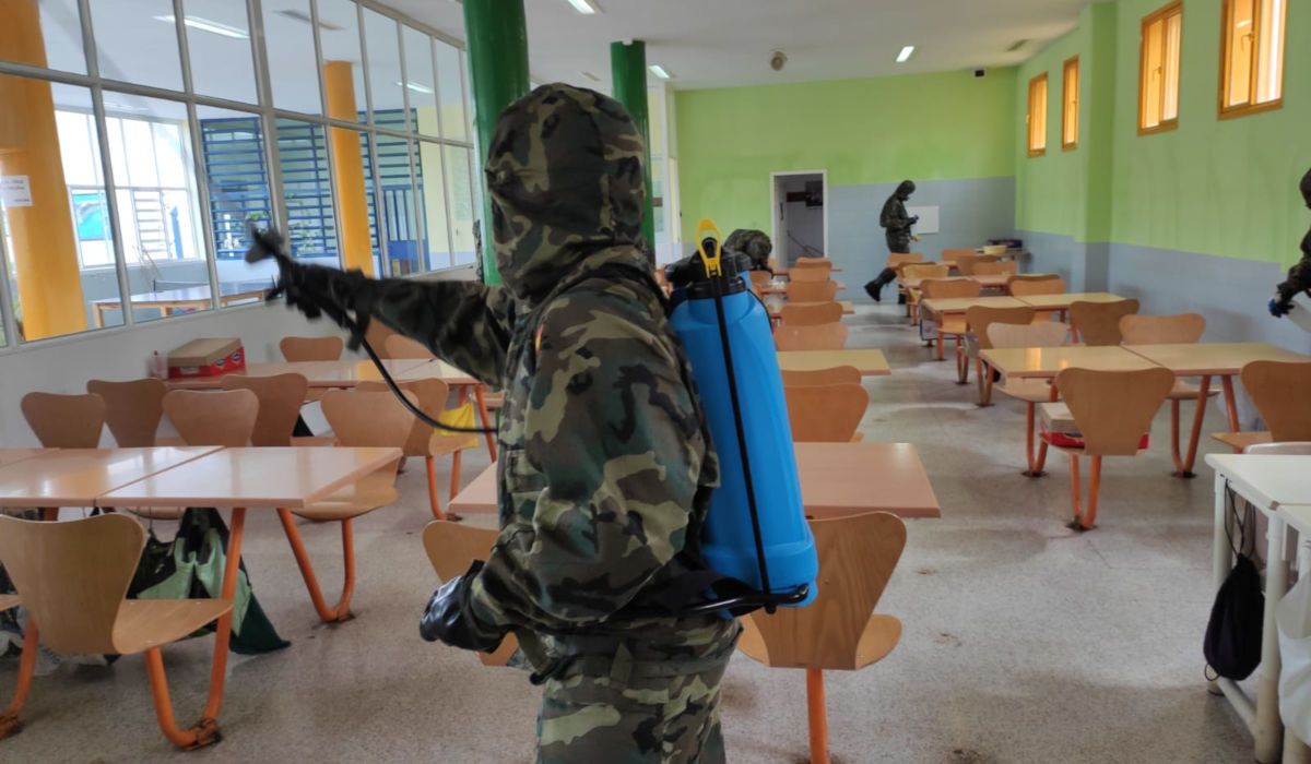 Miembros del Ejército desinfectan una escuela. FOTO: Defensa