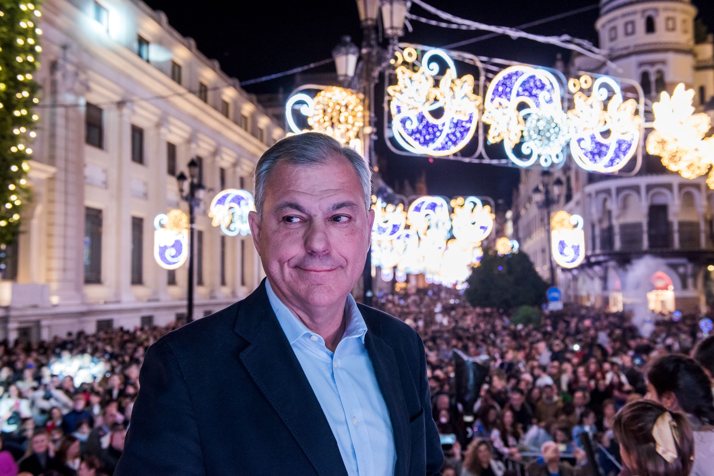 José Luis Sanz ante el alumbrado de Navidad el 2 de diciembre, en la avenida de la Constitución.