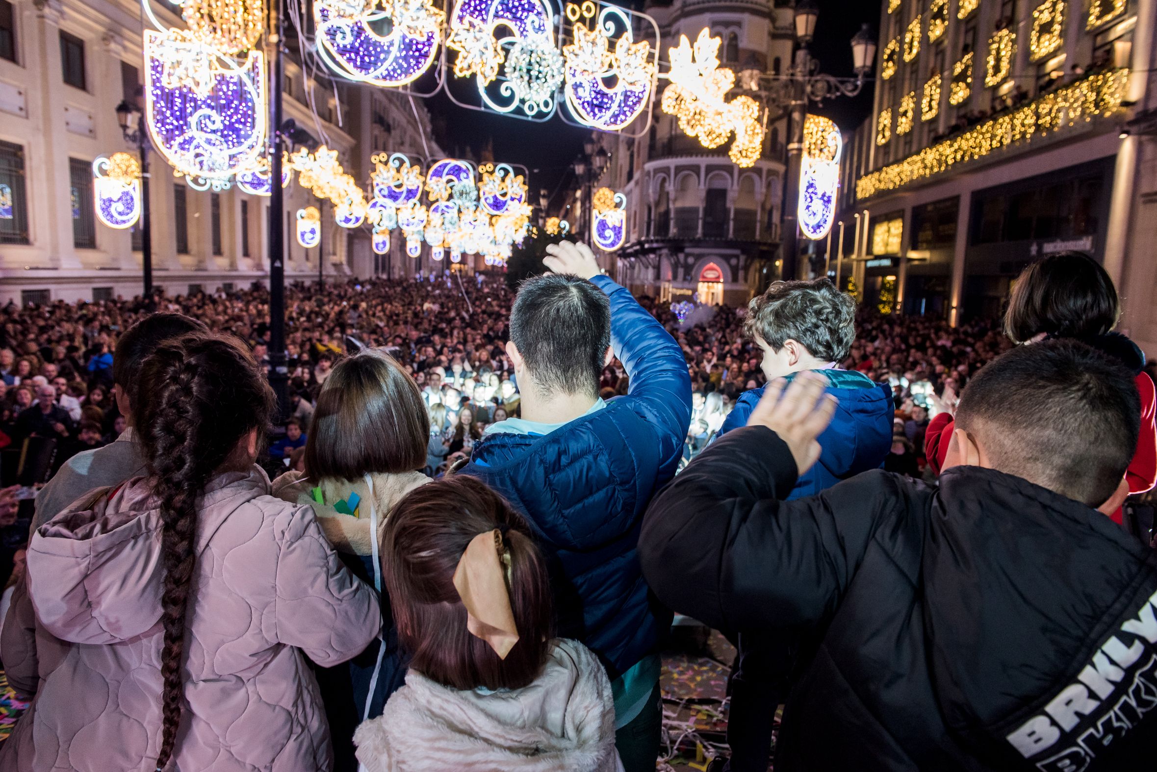 Los niños encargados de encender el alumbrado