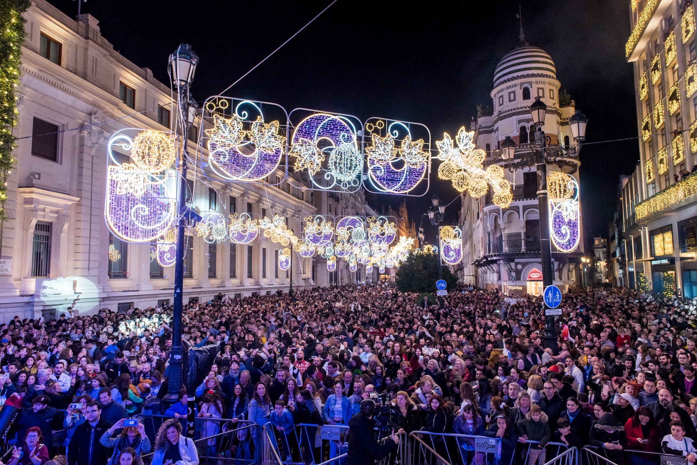 Impresionante ambiente de Navidad en Sevilla. 