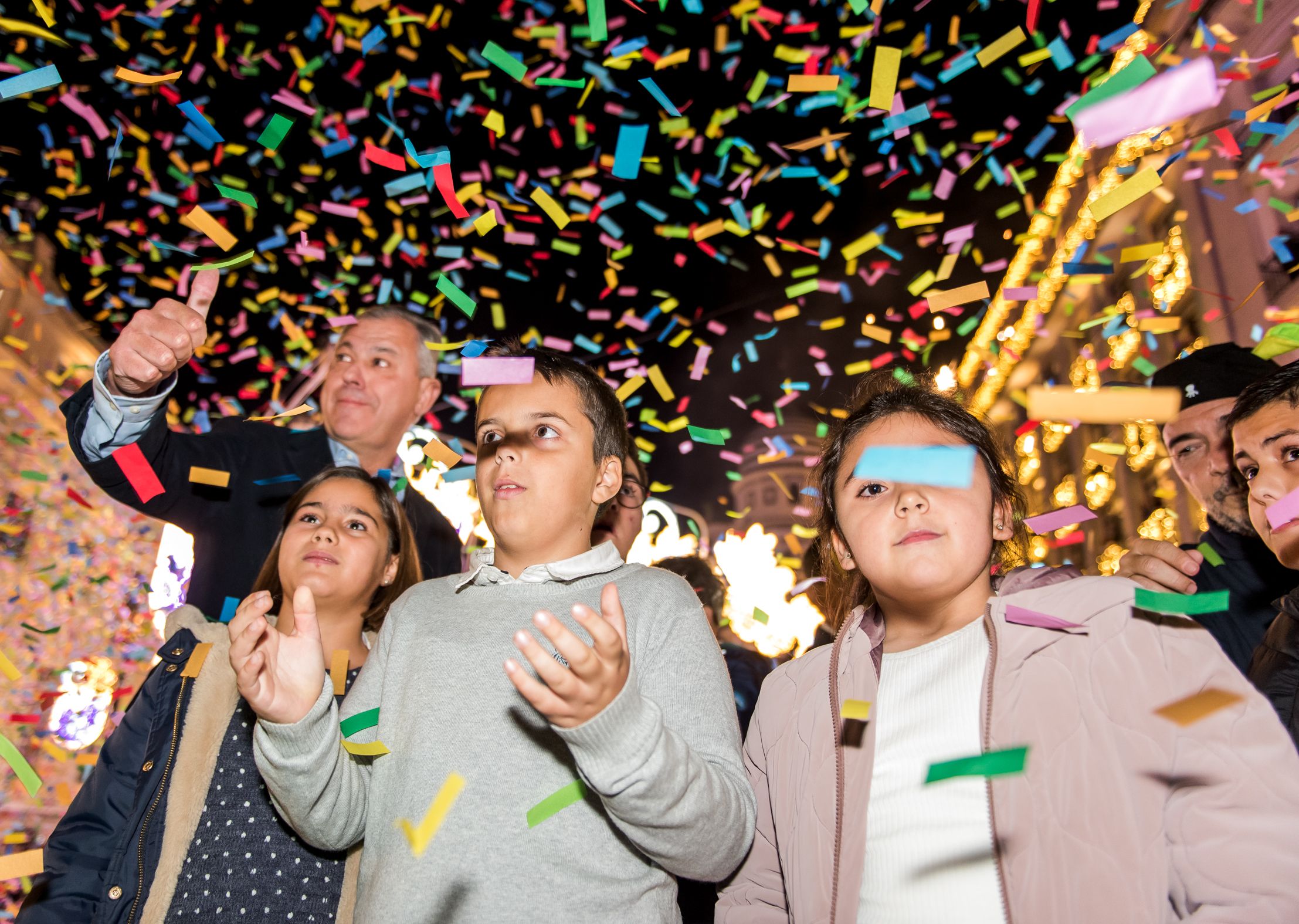 José Luis Sanz, junto a los niños encargados de encender el alumbrado
