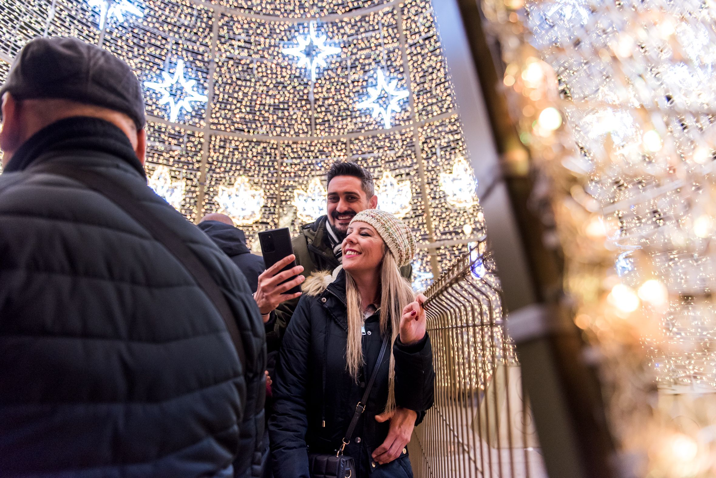 Una pareja se hace un 'selfie' en el árbol de Puerta Jerez