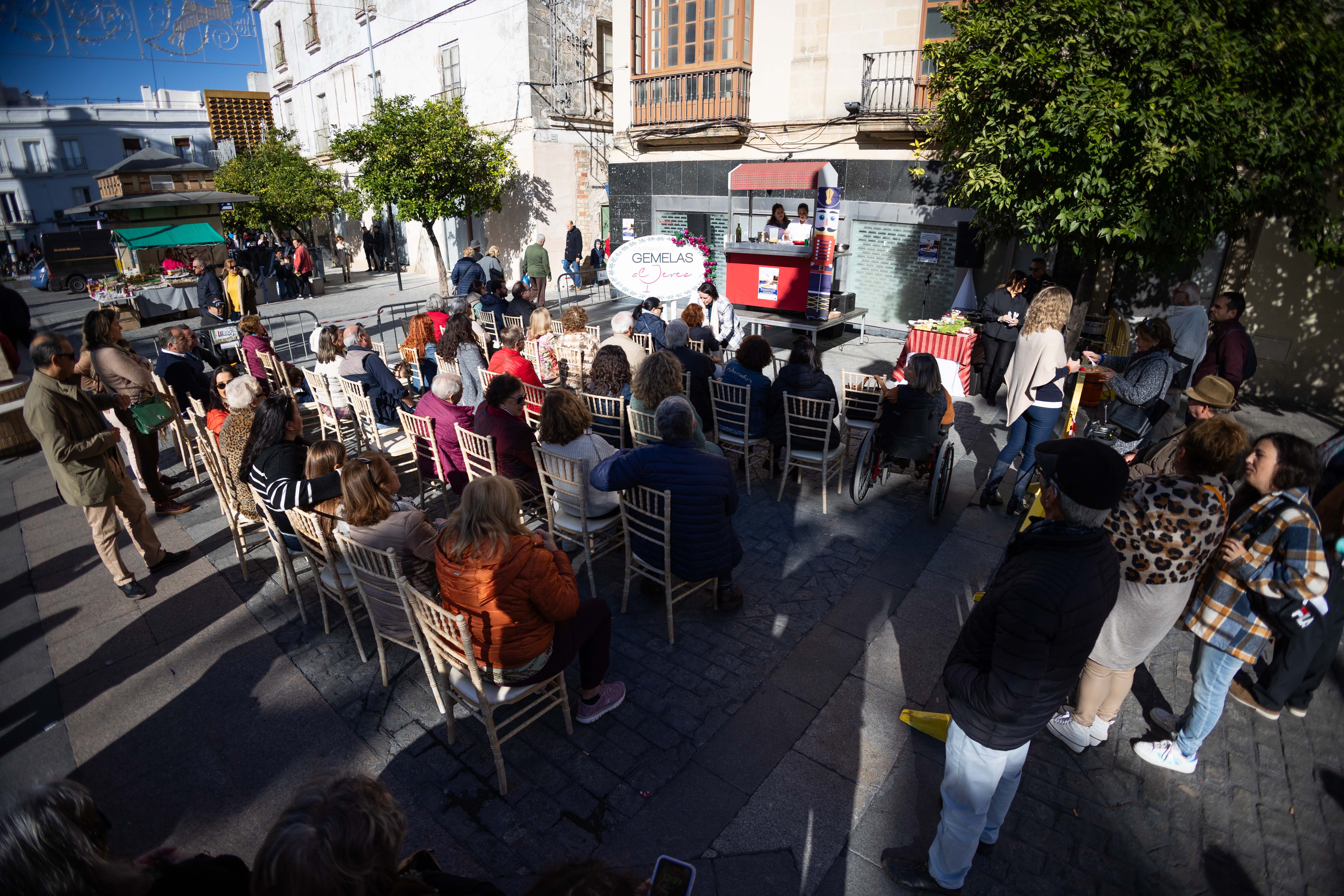 La Gemelas y su 'showcooking' con productos de la plaza