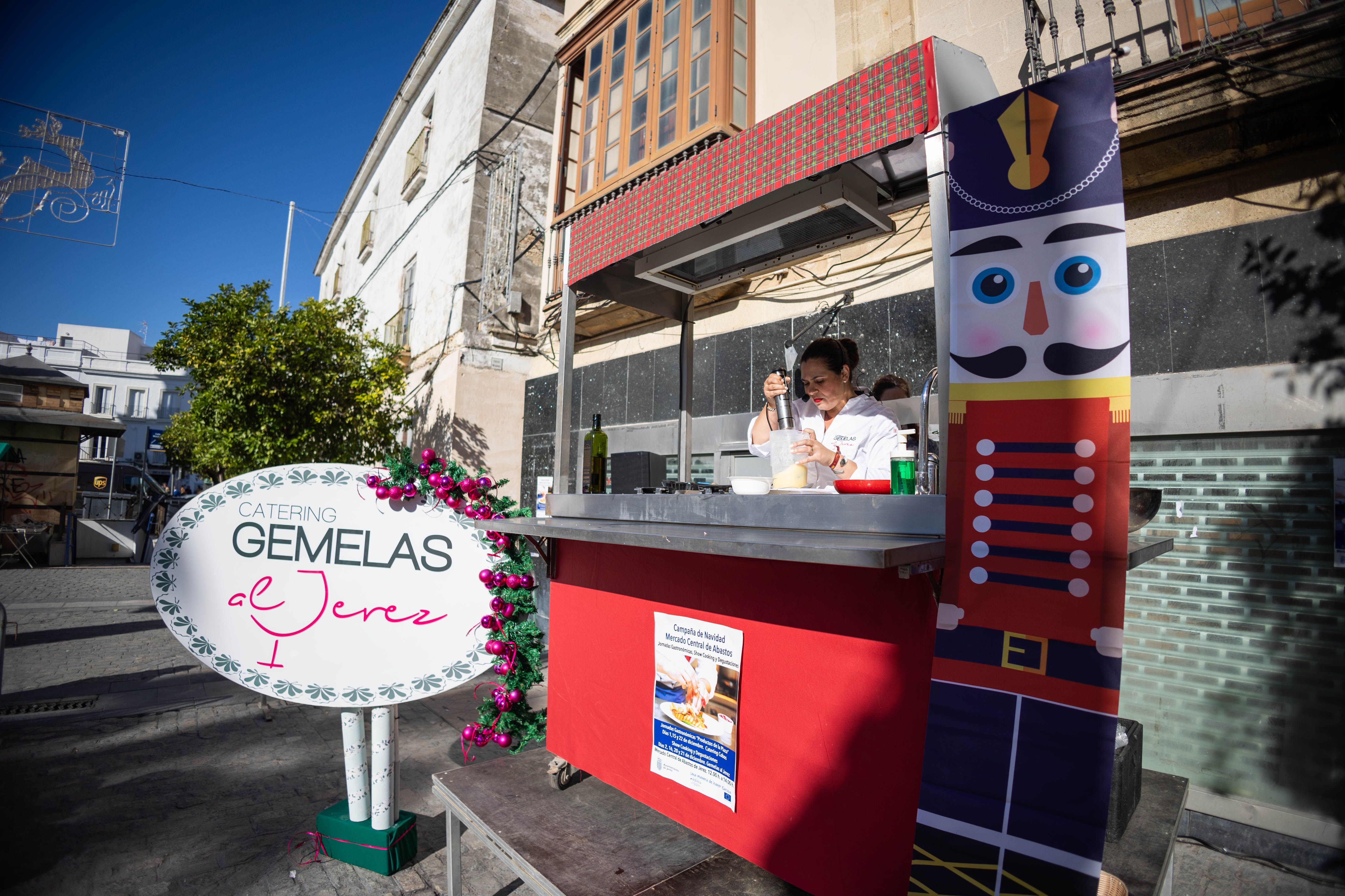 La Gemelas y su 'showcooking' con productos de la plaza