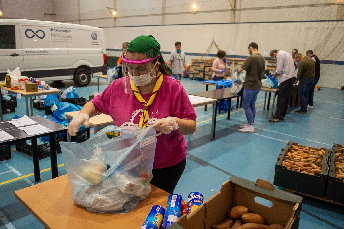 Una voluntaria mete alimentos en una bolsa en el dispositivo montado en el pabellón Kiko Narváez. FOTO: MANU GARCÍA