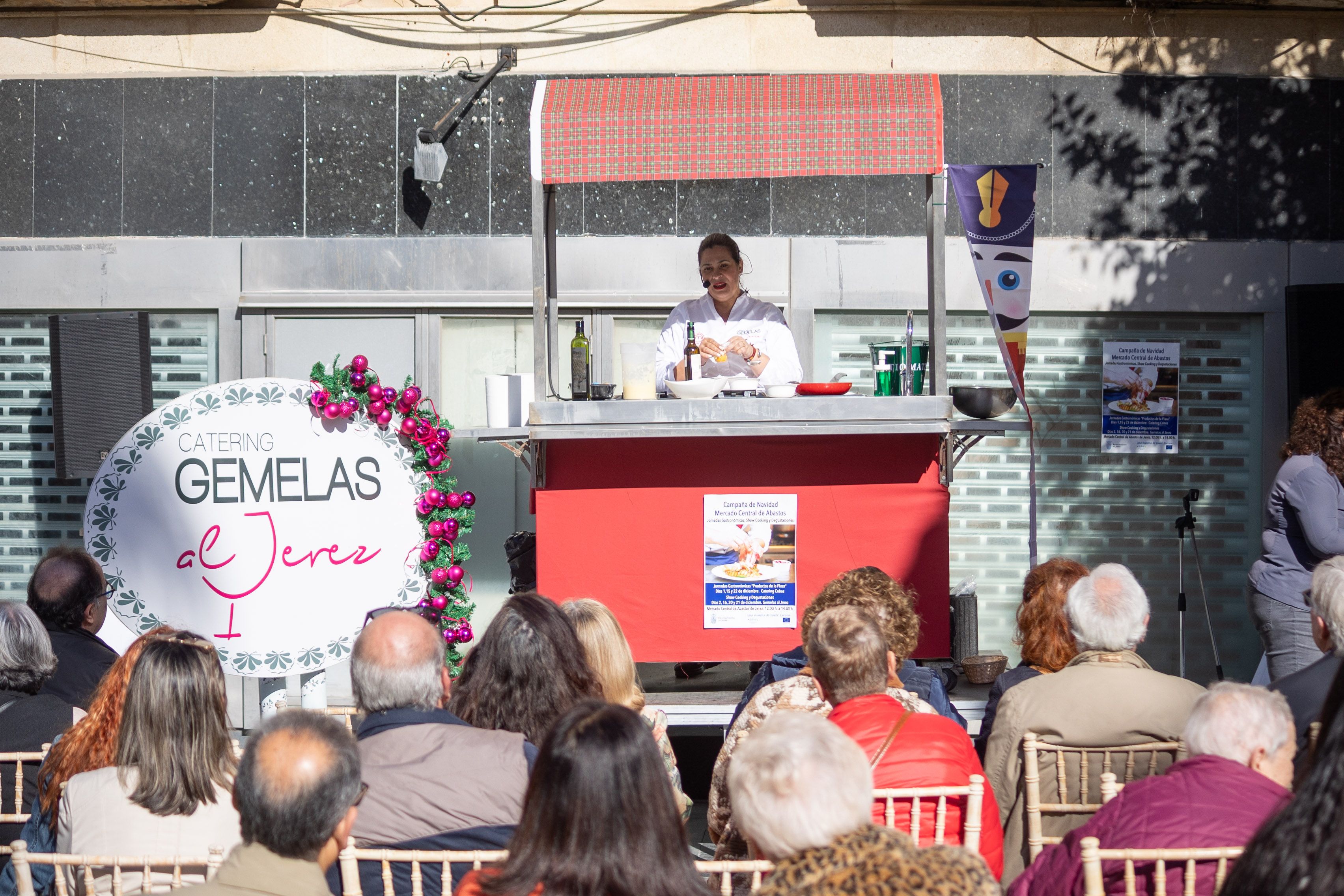 La Gemelas y su 'showcooking' con productos de la plaza