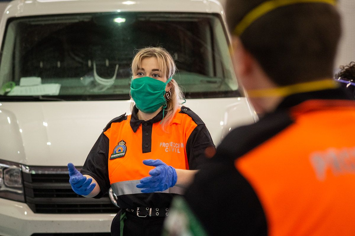 Personal de Protección Civil con mascarillas, en una imagen reciente. FOTO: MANU GARCÍA