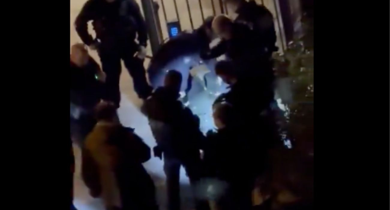 Momento de la detención del asaltante que ha matado a un turista en París.