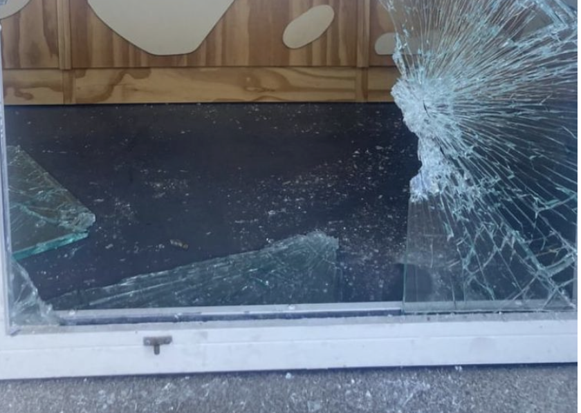 Revientan el escaparate para robar en un comercio del centro de Jerez.