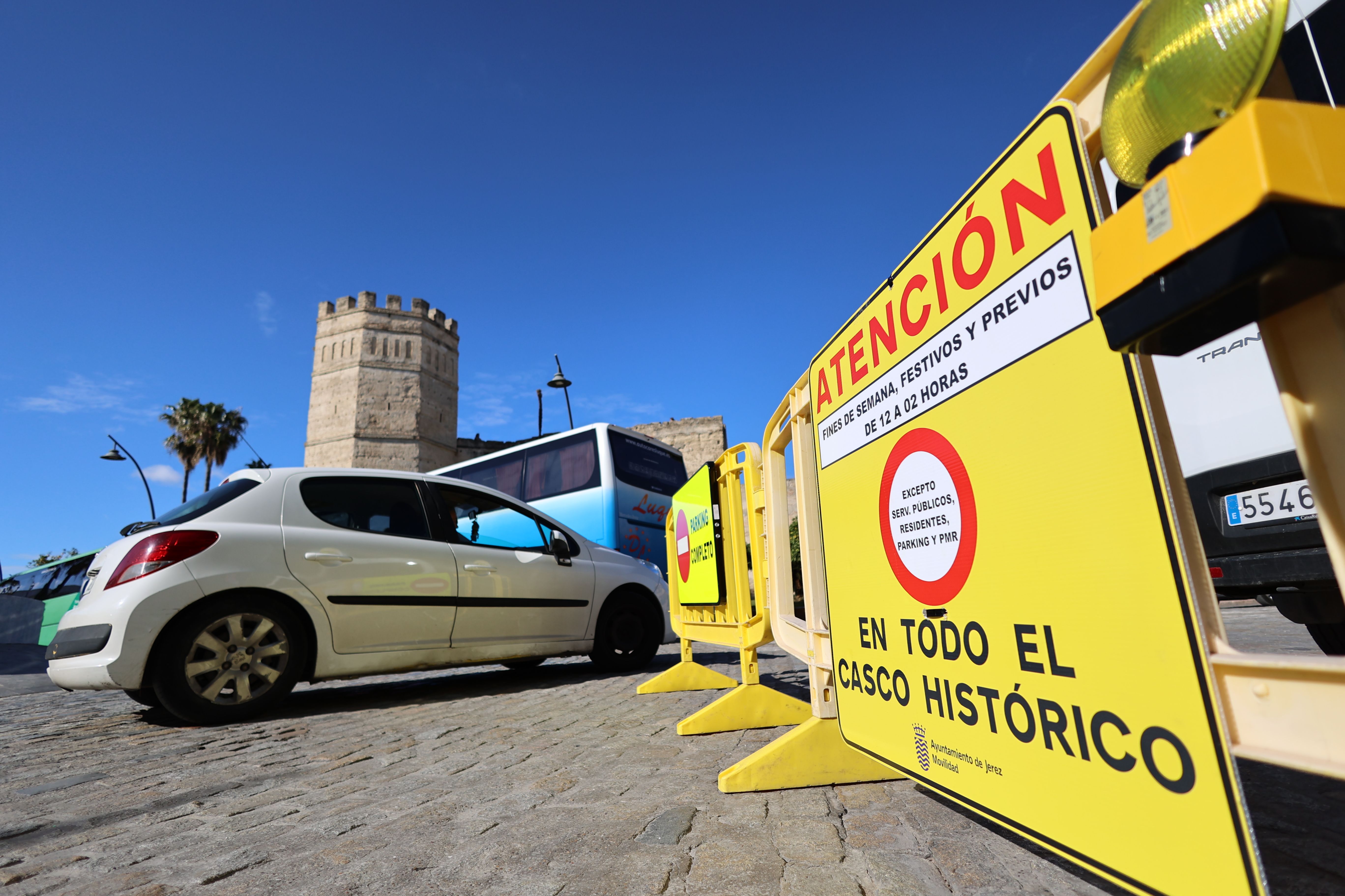 Cartel que anuncia el acceso restringido al centro de Jerez.