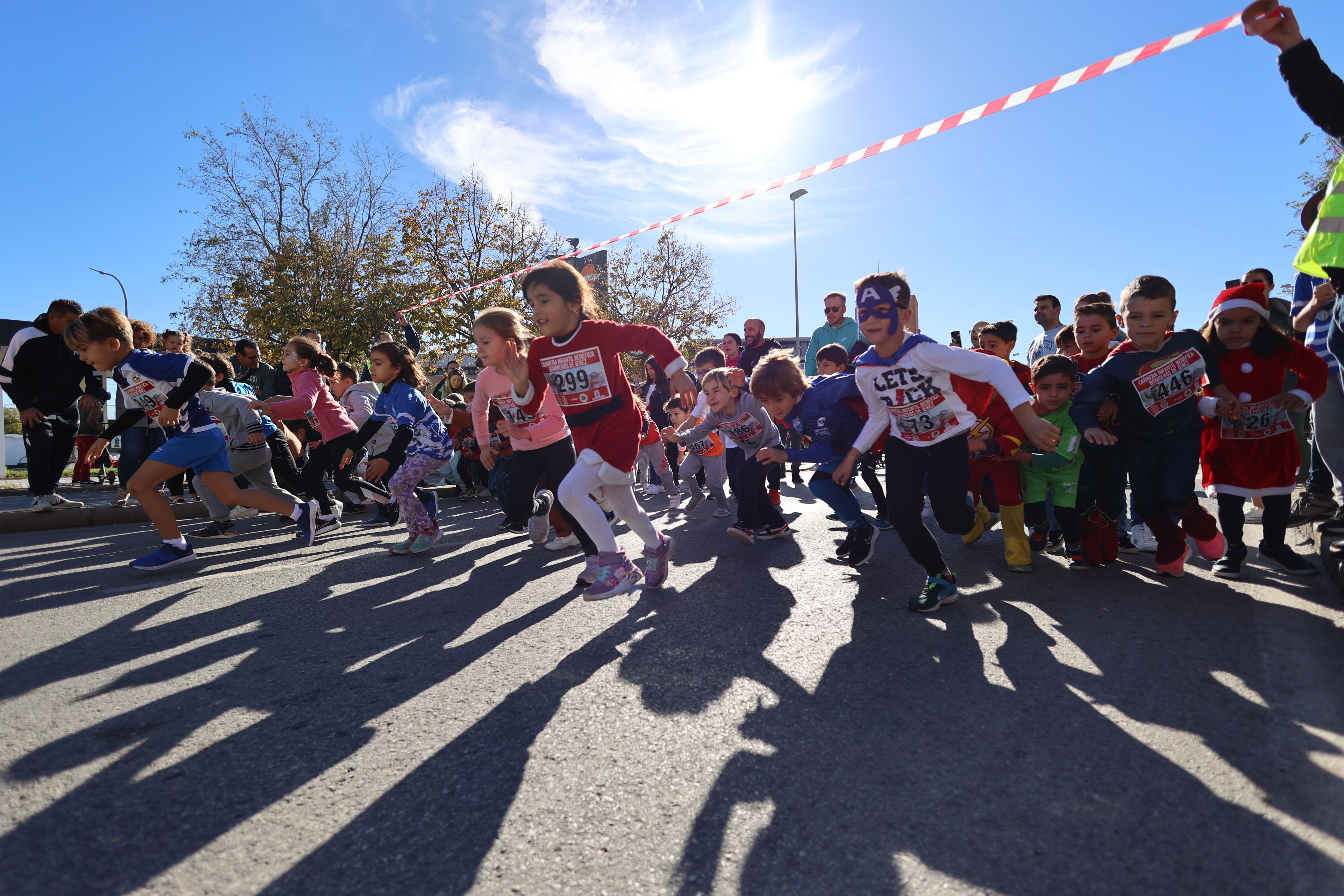  Niños en una fotografía de archivo de la carrera Infantil ‘Bomberos Jerez’ a beneficio de los niños hospitalizados. La Carrera Popular de Jerez celebra su XILV edición.