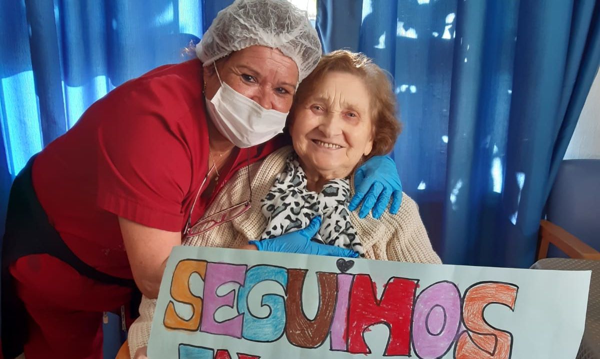 Una empleada y una residente. FOTO: Ayuntamiento de Rota