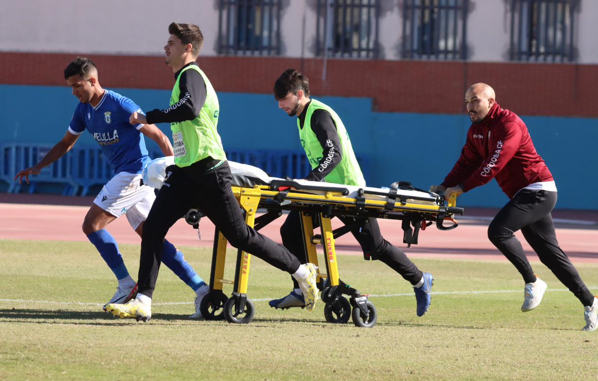Compañeros de Gudelj, llevando rápidamente la camilla para el jugador del Córdoba, que se ha vuelto a desplomar sobre el césped.