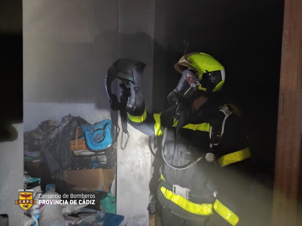 Un bombero observa uno de los enseres en la vivienda del centro de Cádiz.