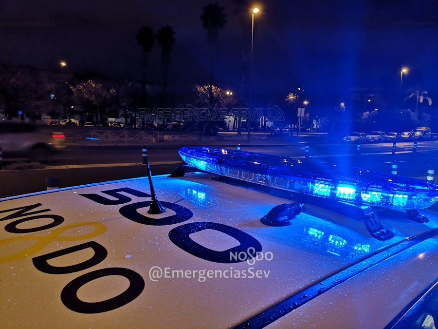 Un vehículo de Policía Local de Sevilla llega a la boda con 300 personas entre los bloques de un barrio de Sevilla. Un vehículo de Policía Local de Sevilla llega a la boda con 300 personas entre los bloques de un barrio de Sevilla.