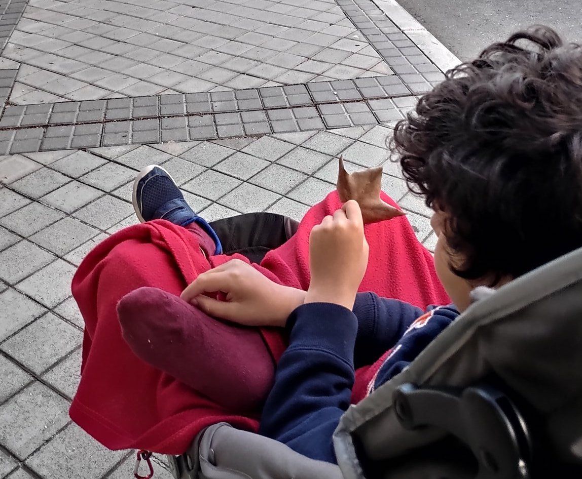 Sergio, hijo de Julián, durante su paseo.
