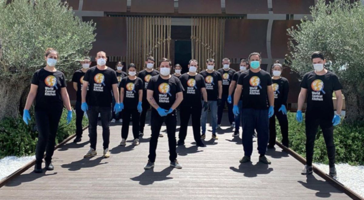 Juanlu Fernández y Ángel León, a las puertas de Aponiente con sus equipos para realizar los menús. FOTO: Ángel León IG