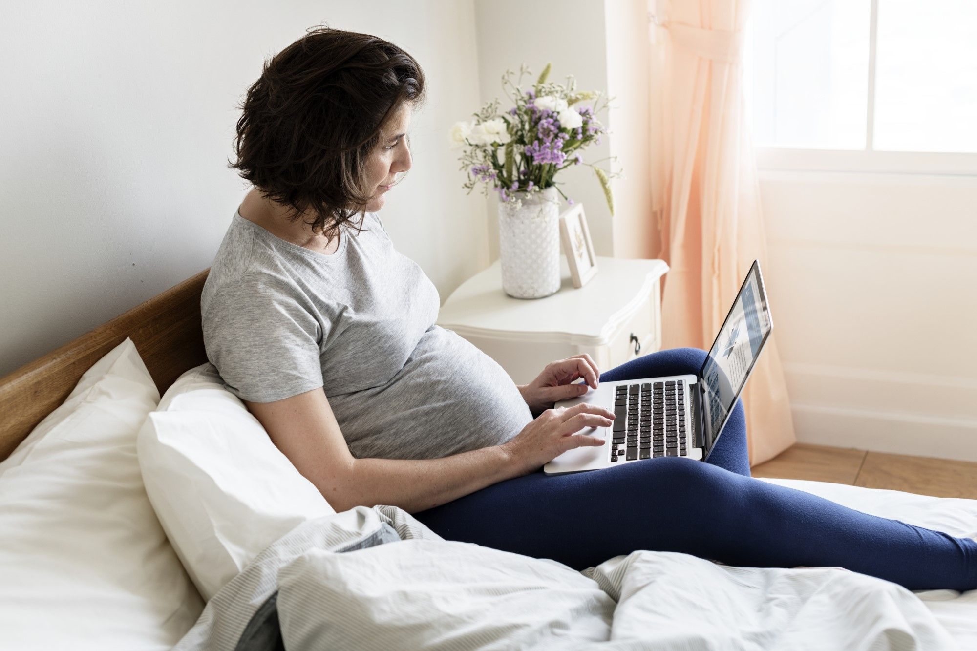 Una mujer embarazada asiste a clases online de preparación al parto.