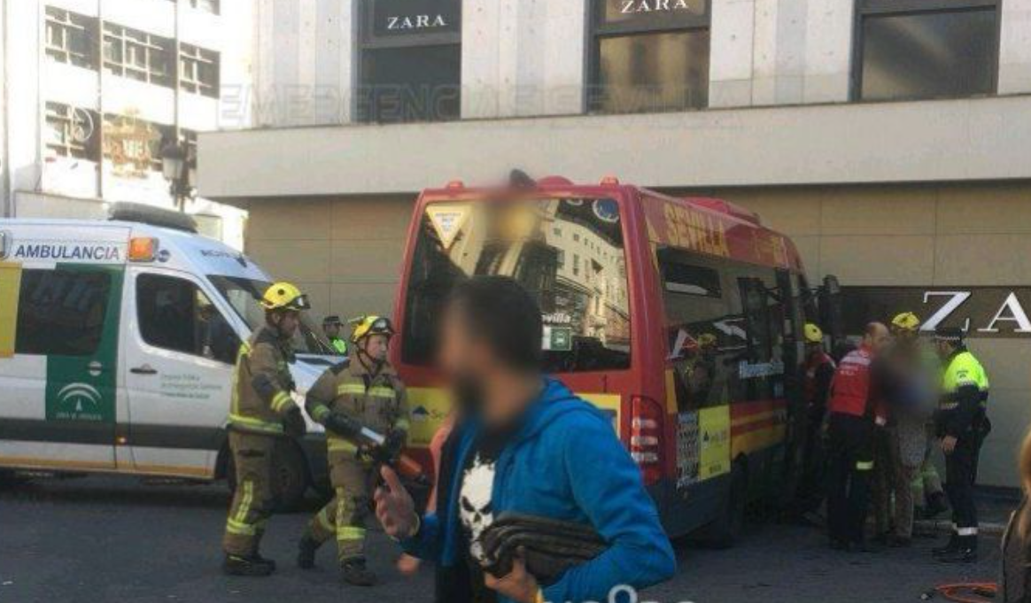 El microbús de la línea de Tussam que sufrió varios accidentes, uno de ellos en la plaza del Duque.