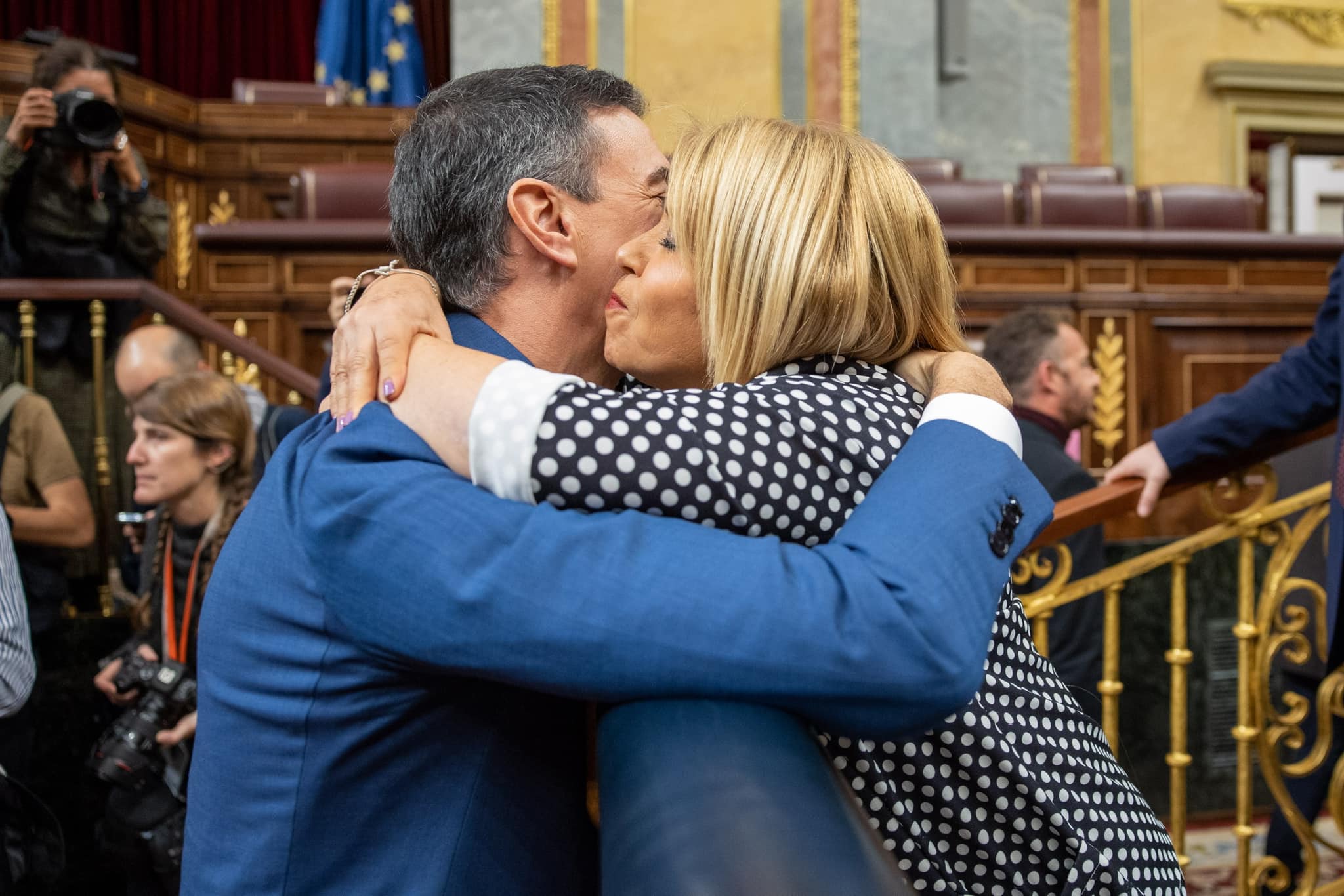 Mamen Sánchez, ex alcaldesa de Jerez, abrazada a Pedro Sánchez.