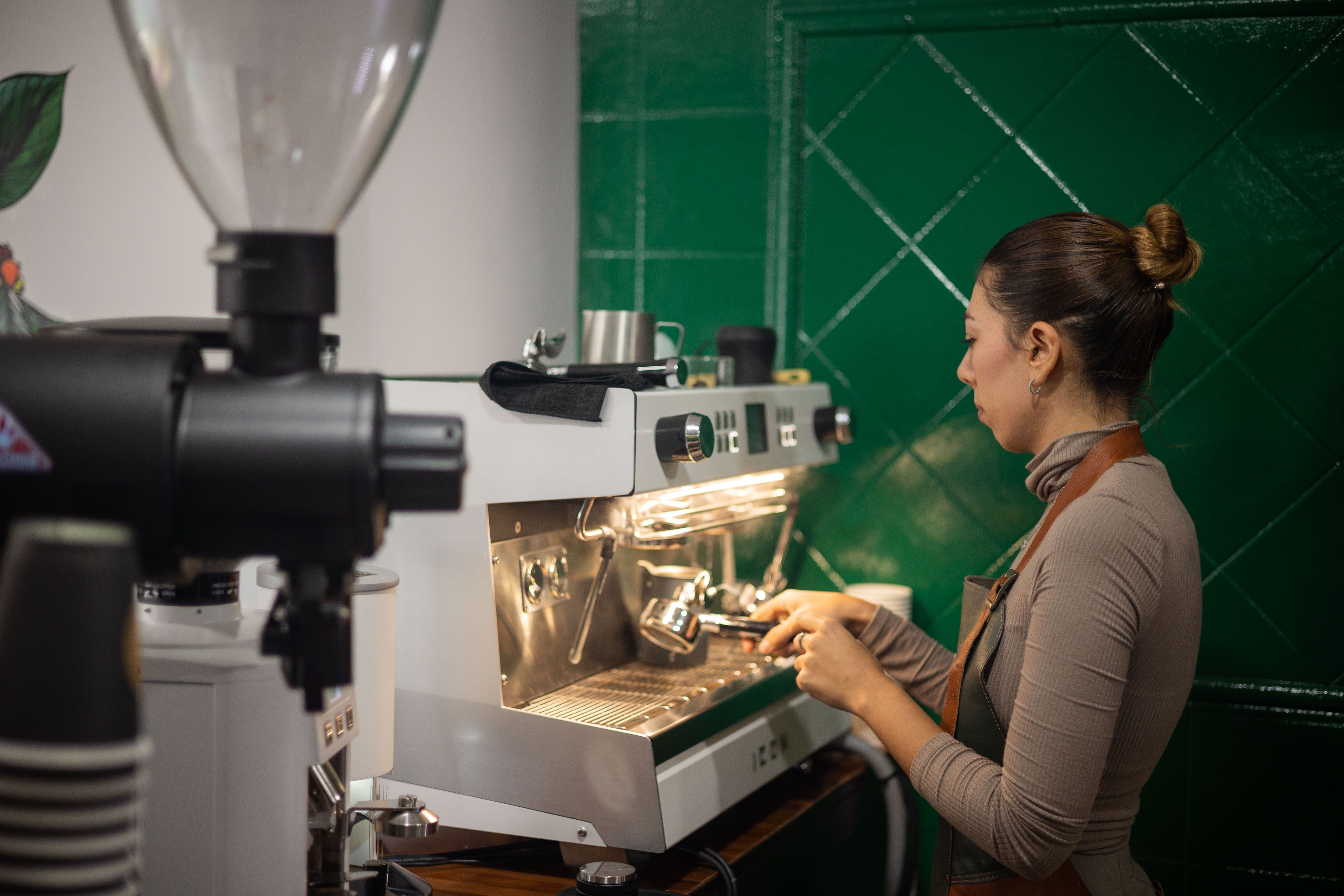 La colombiana preparando un 'flat white' en el local.