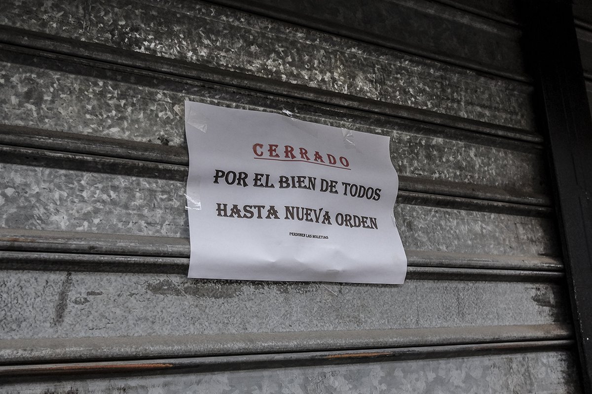 Un comercio cerrado en Sevilla. FOTO: José Luis Tirado (PORTAL DE ANDALUCÍA)