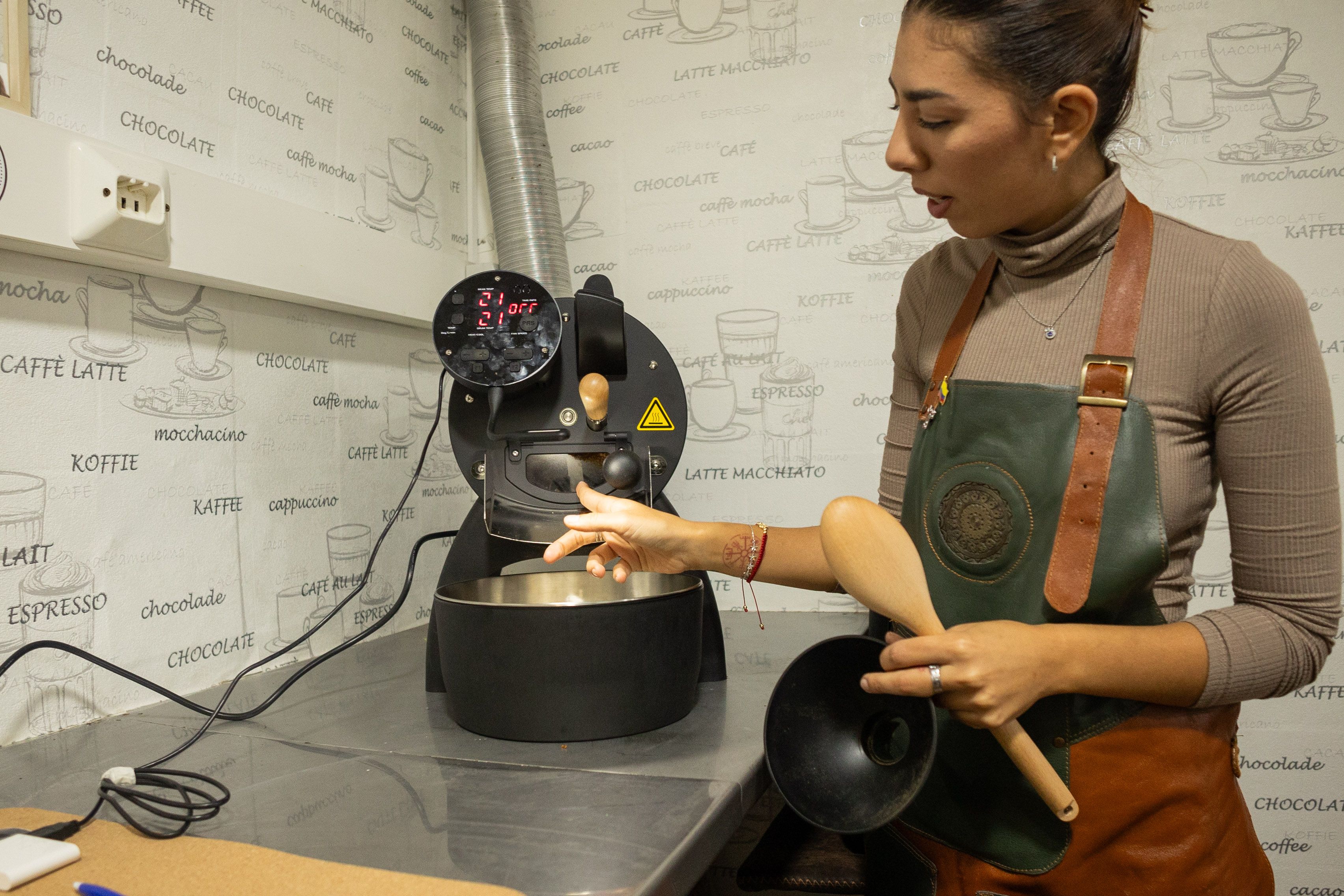 La colombiana explica el funcionamiento de la tostadora.