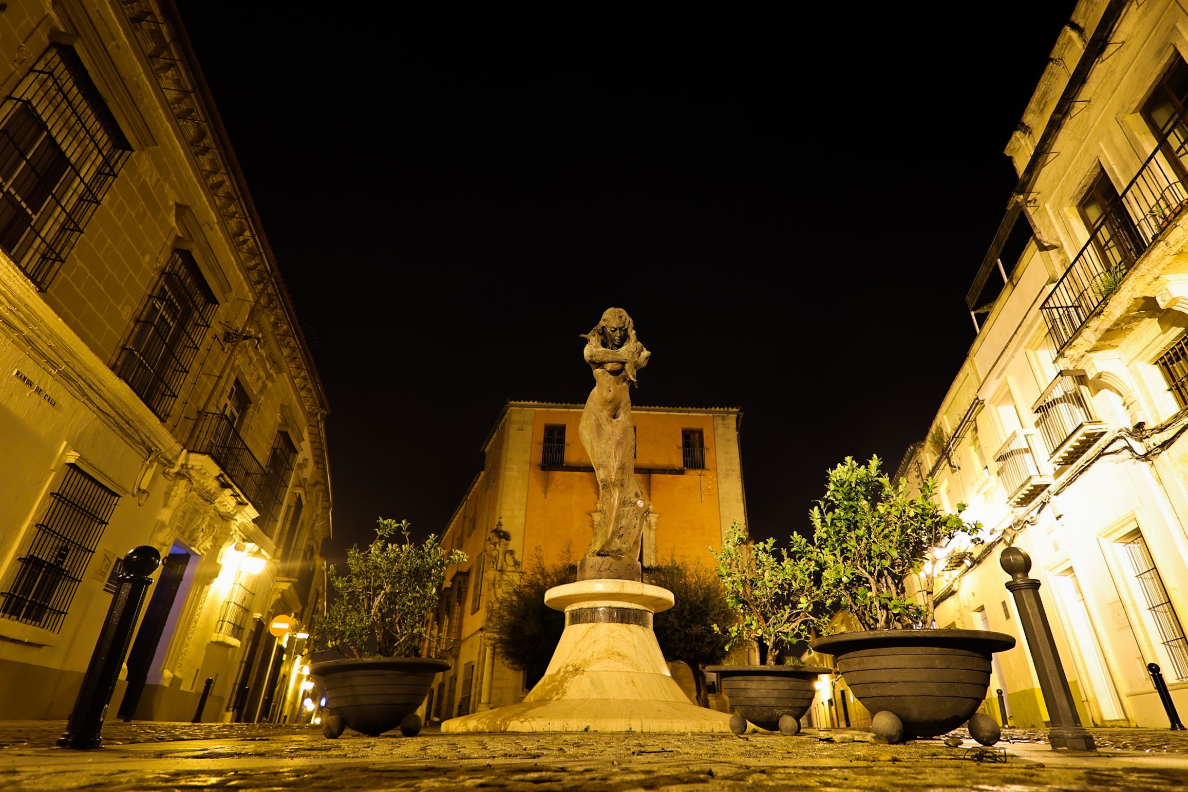 Una semana después, el monumento de Lola Flores ya luce con todo su esplendor sin ningún árbol de Navidad delante. 