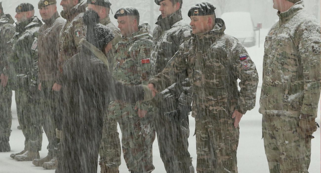 Margarita Robles, que ha visitado en Letonia a las tropas españolas, ha confirmado la detención de dos agentes del CNI.